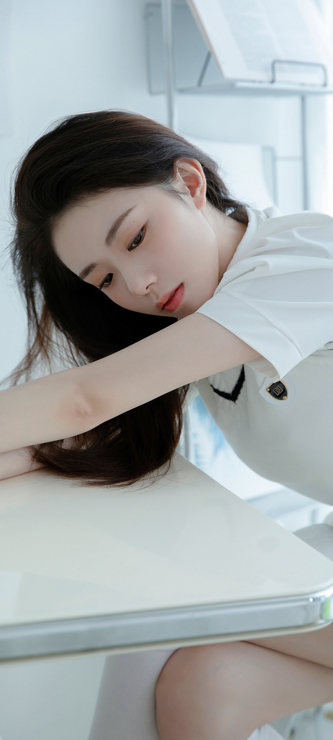 居家靓丽美女高清手机壁纸