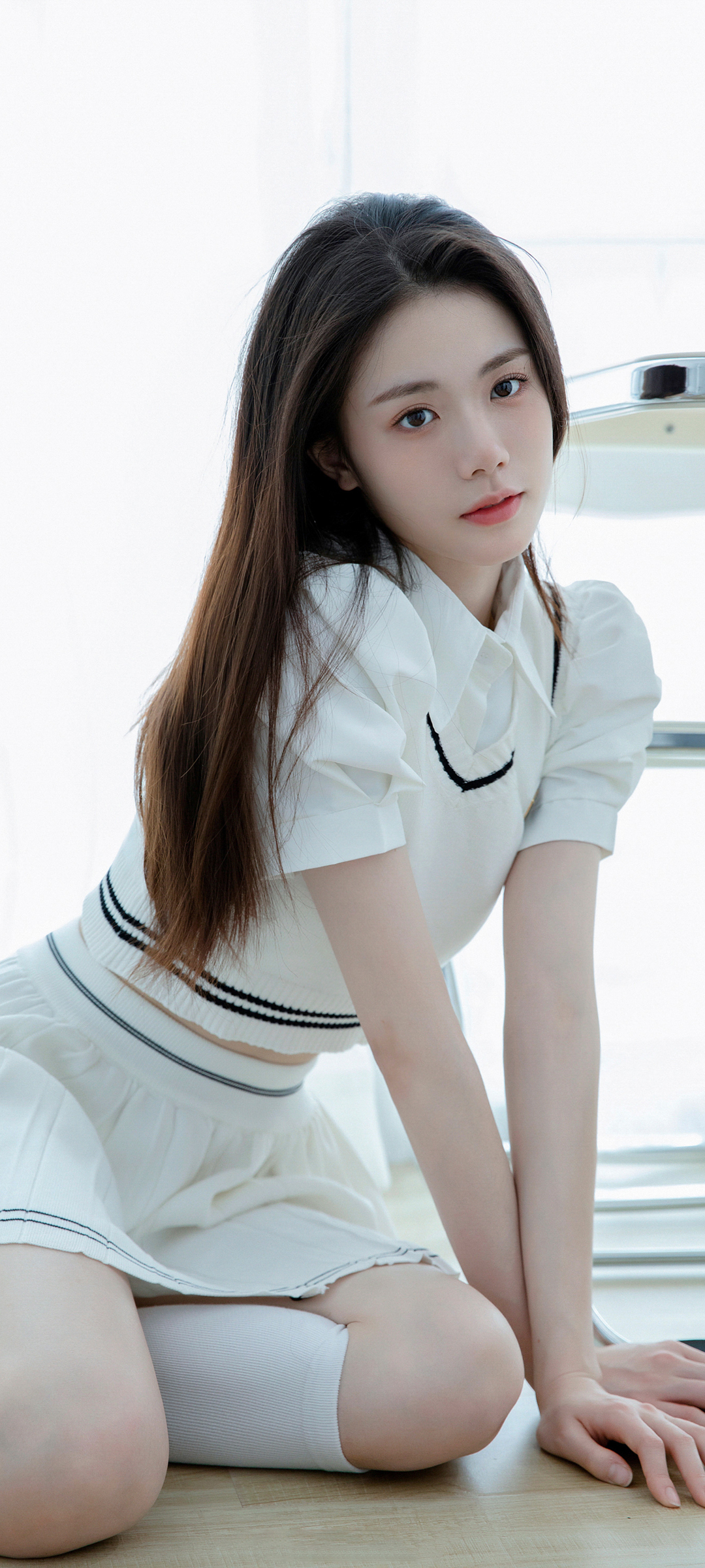 居家长发美女白色毛衣百褶裙美女高清手机壁纸