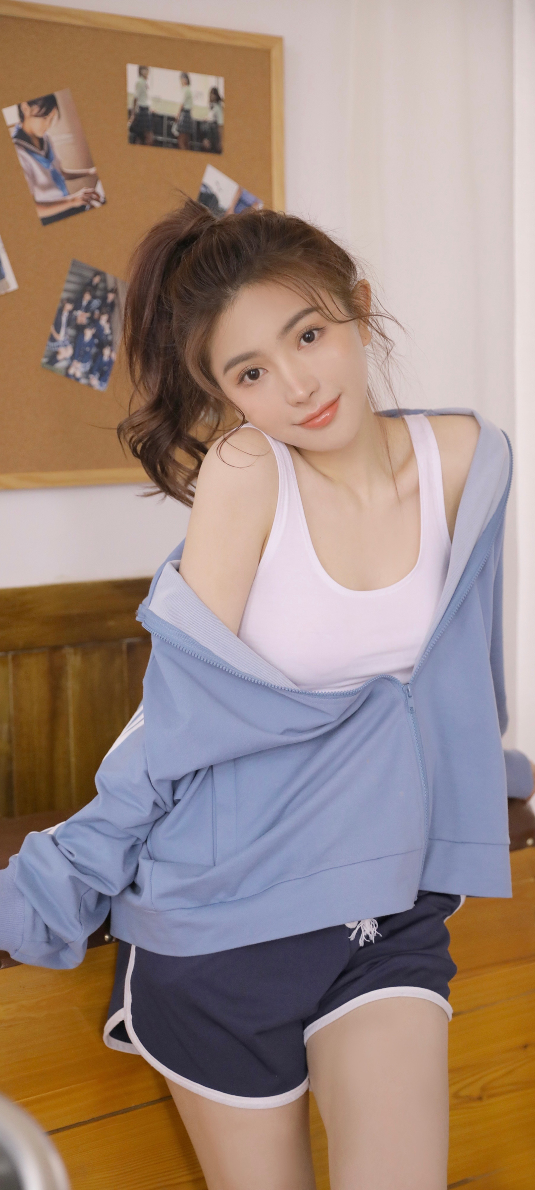 居家可爱马尾辫美女江亦祺高清手机壁纸