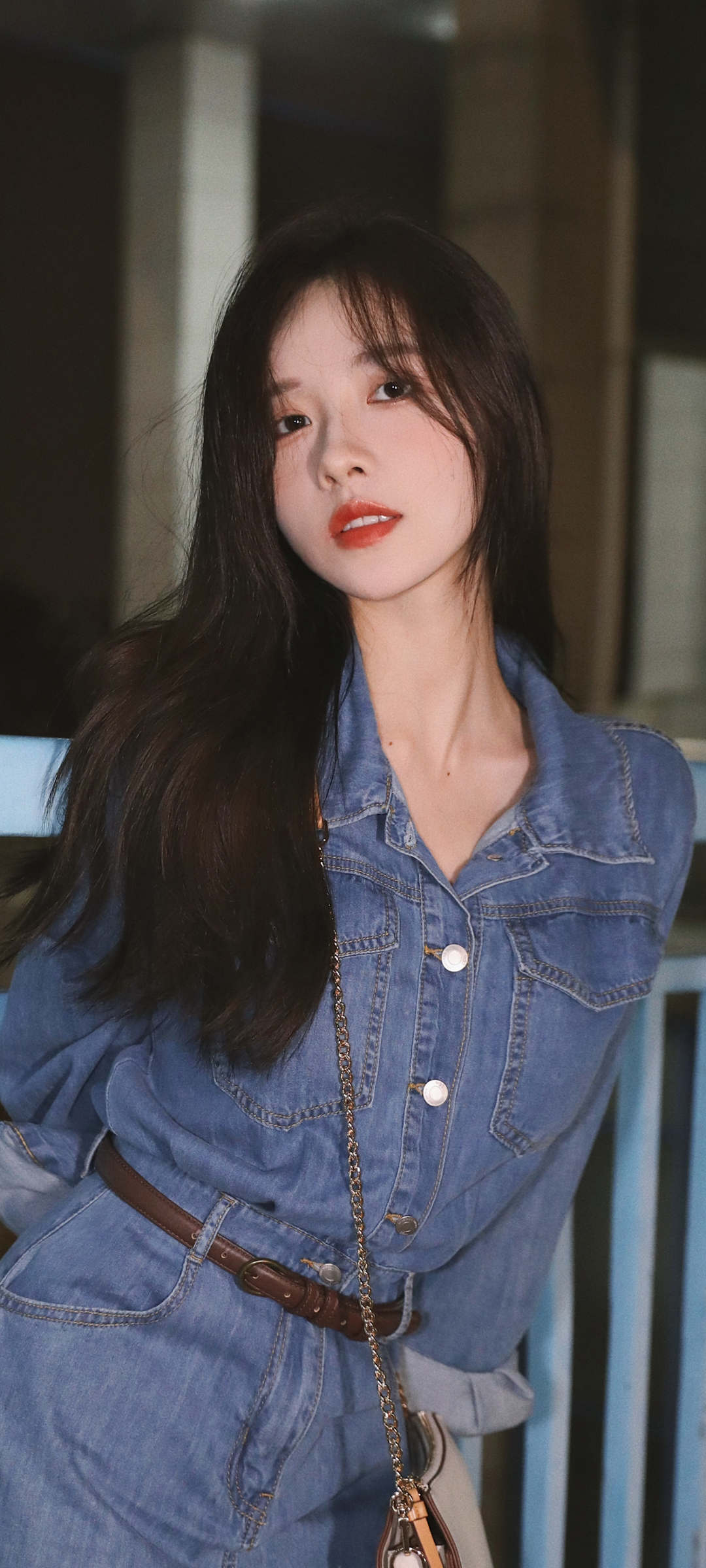 牛仔裙半身裙好看可爱美女小姐姐精选高清手机壁纸
