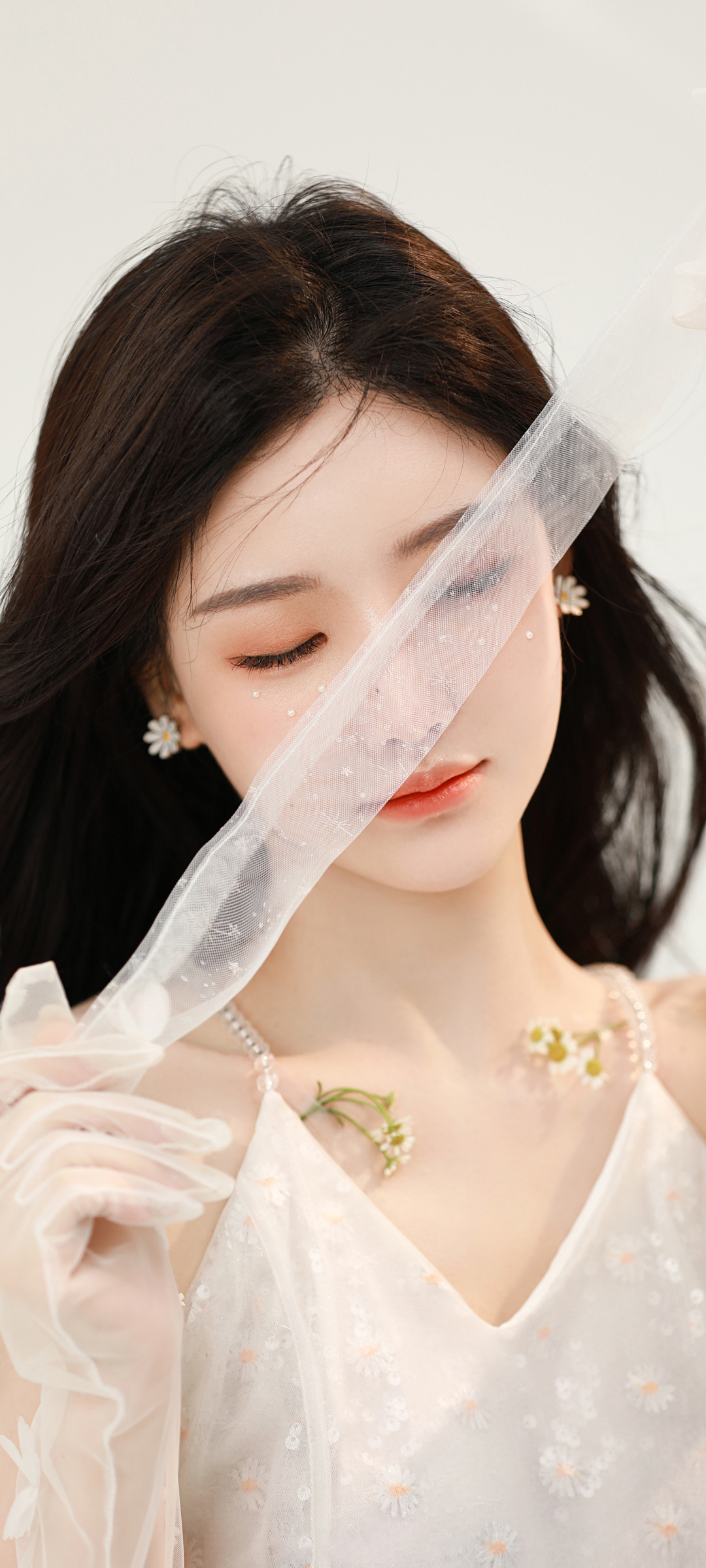 白色裙子 美女 闭眼 唯美好看美女高清手机壁纸