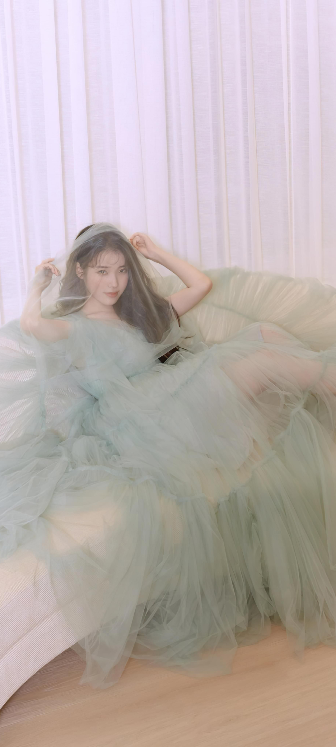 李知恩 沙发 裙子写真美女高清手机壁纸