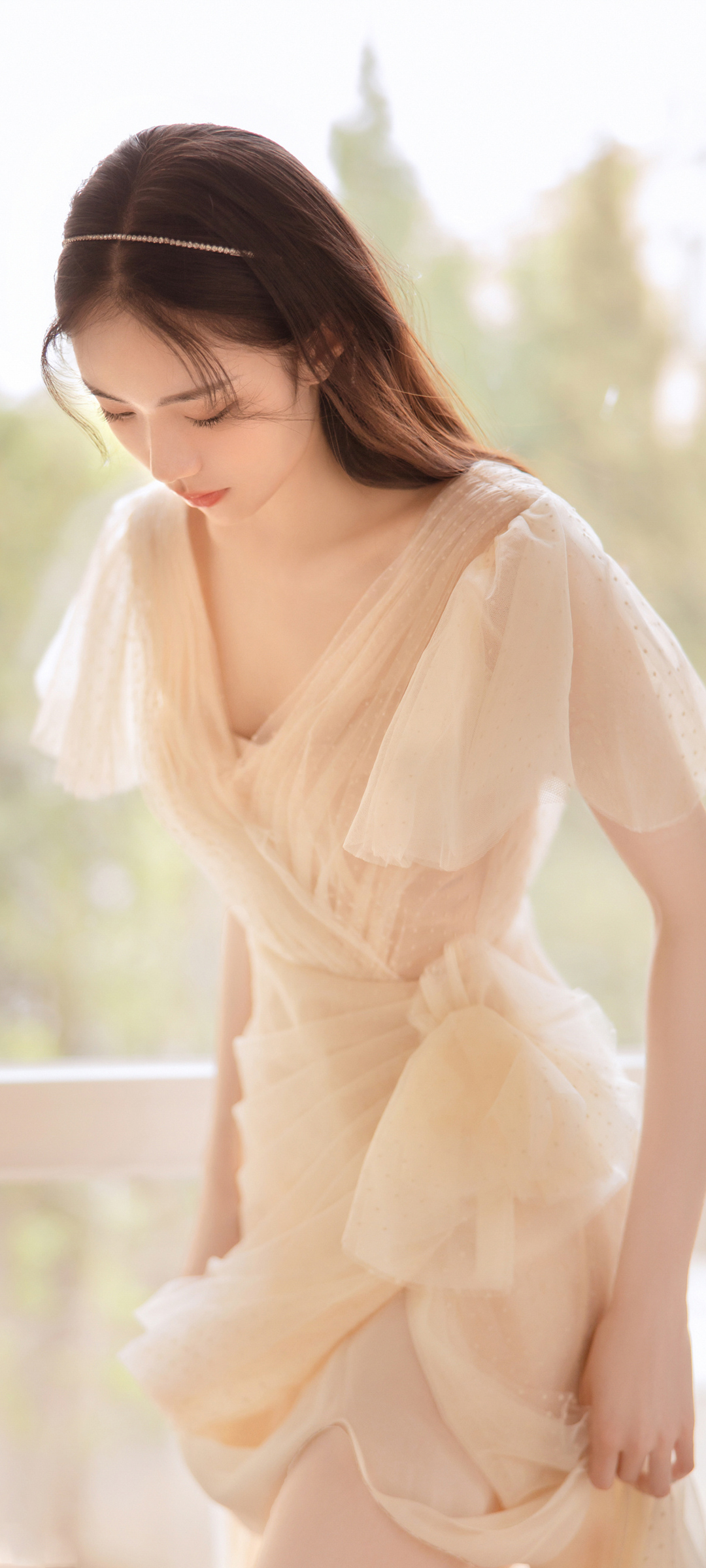 漂亮裙子美女低弯腰高清手机壁纸