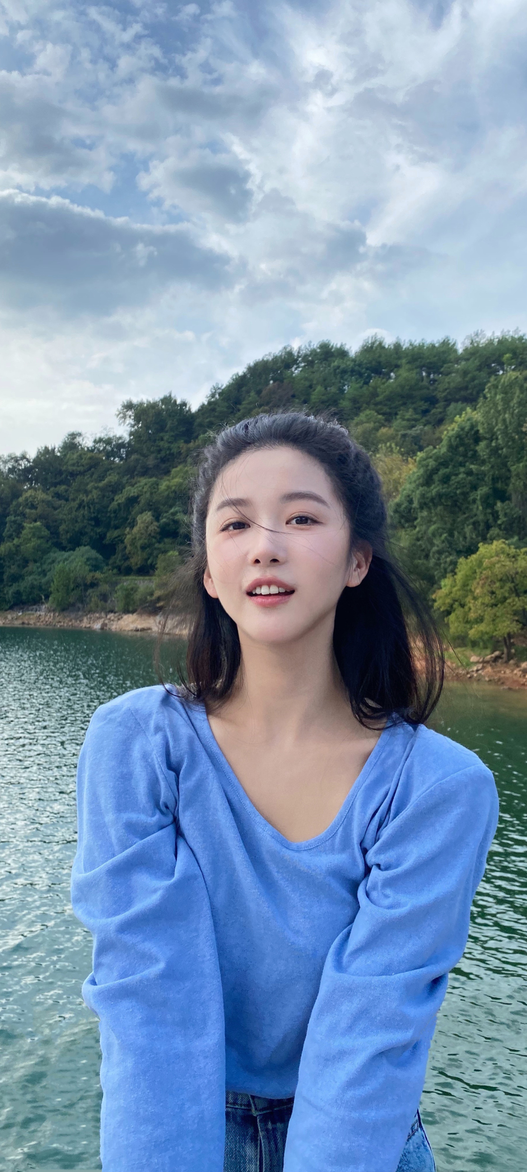 户外 湖边风景 清纯可爱美女曹婉瑾全屏高清手机壁纸