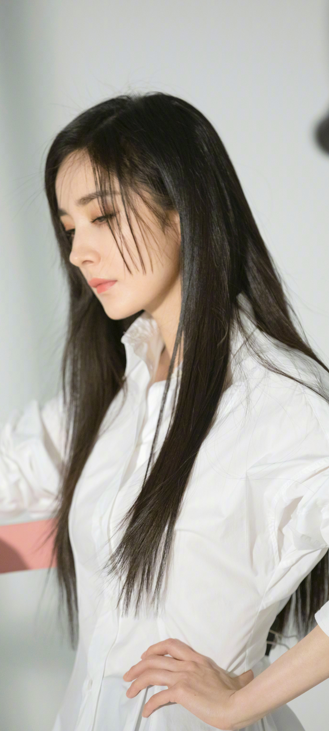 杨幂 黑色长发 白色裙子 高清手机壁纸全屏