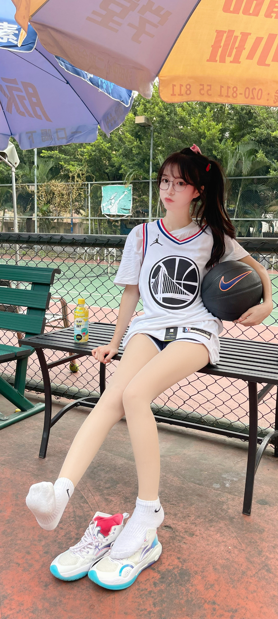 拿着篮球可爱美女运动装高清手机壁纸