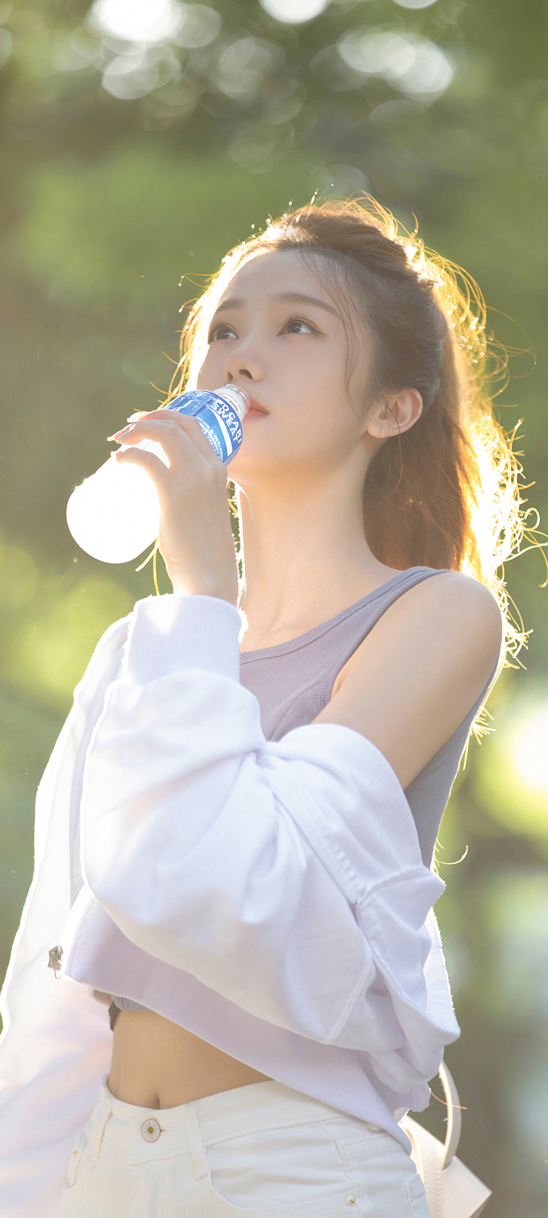 喝水的美女高清手机壁纸