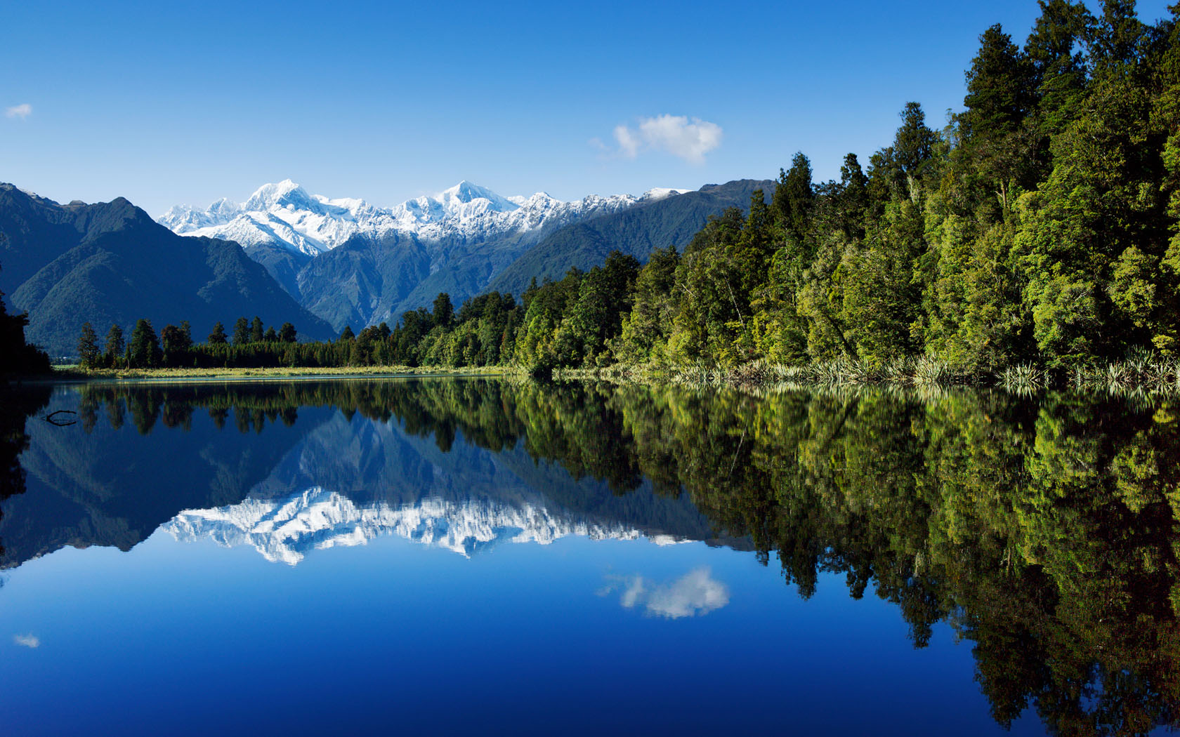 高山湖水倒影风景桌面高清壁纸