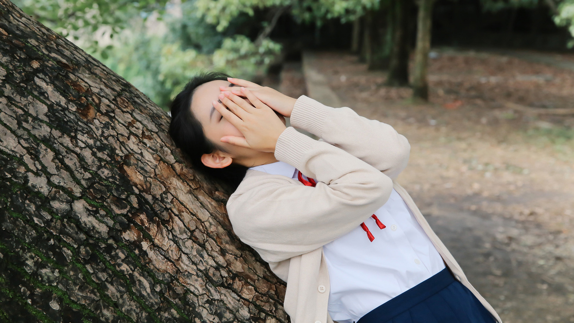 森系清纯美女双手遮脸桌面高清壁纸