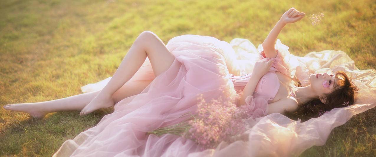 草地 婚纱 纱裙 鲜花 唯美美女 摄影3440x1440带鱼屏高清壁纸