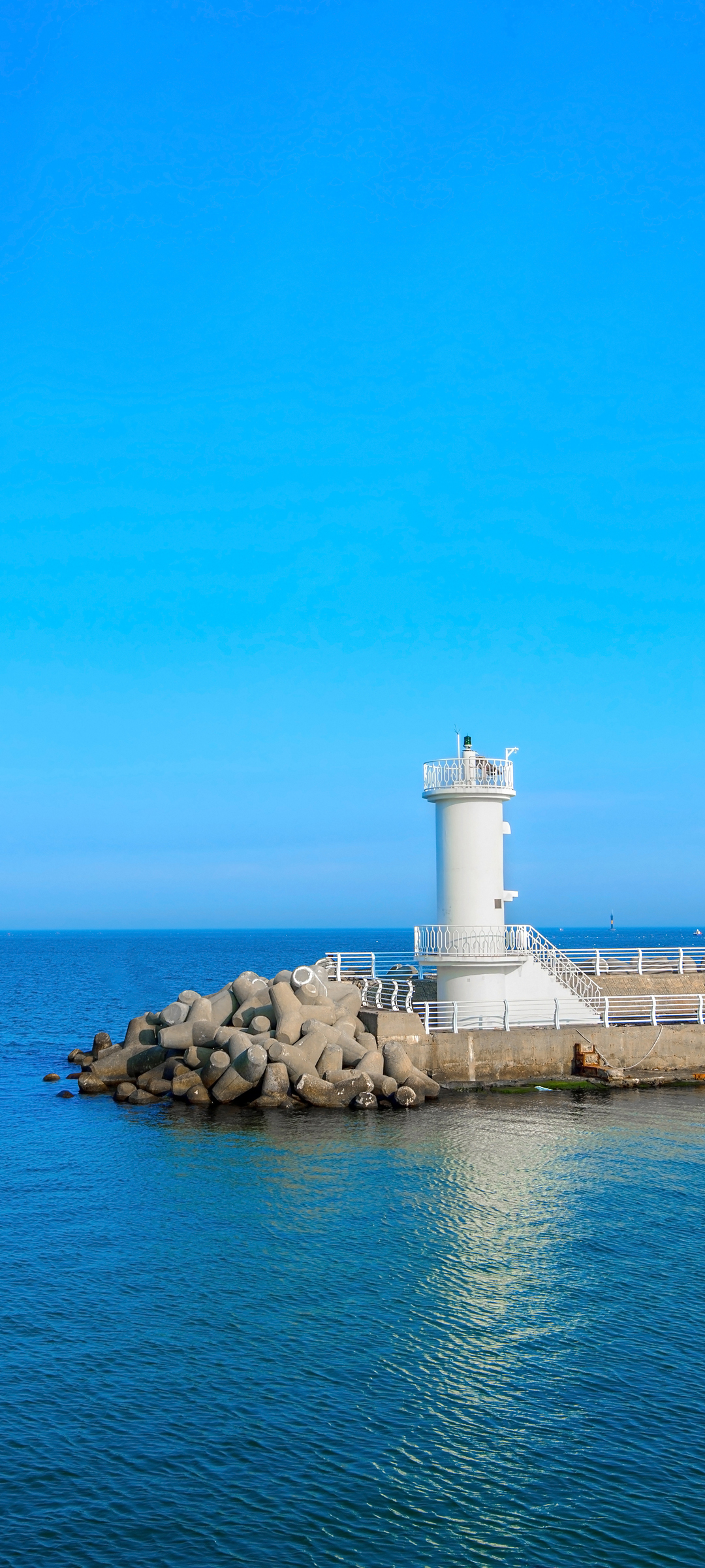 海边灯塔蓝天风景高清手机壁纸