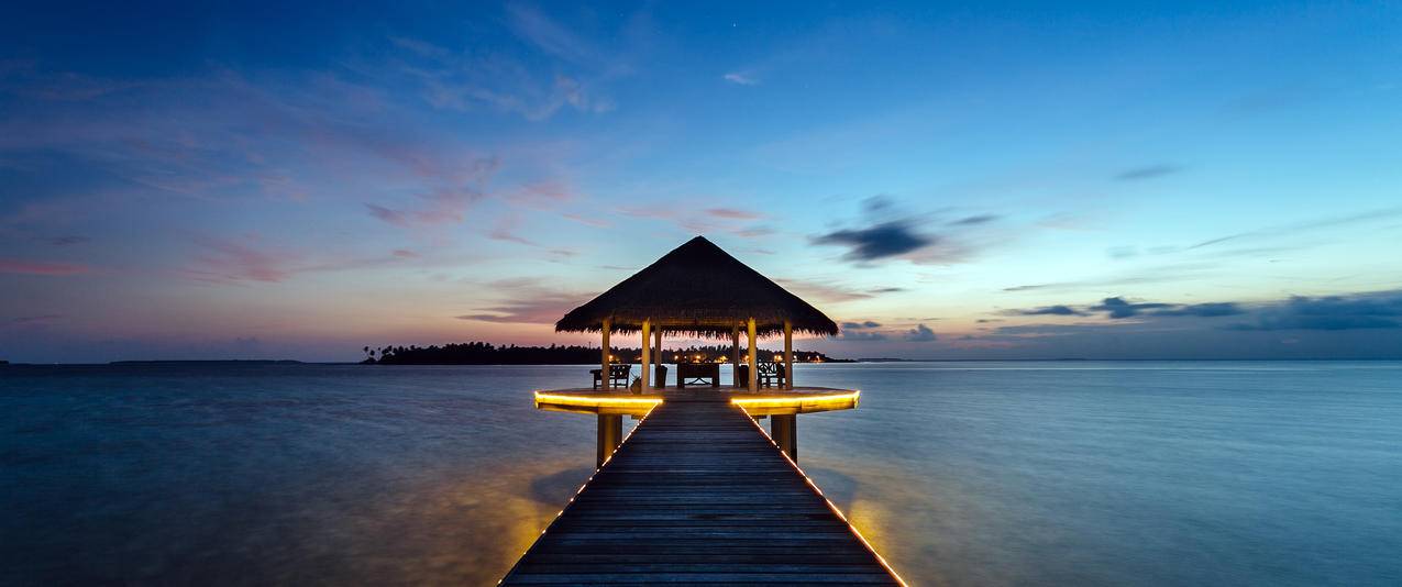 马尔代夫小岛日落风景带鱼屏高清壁纸