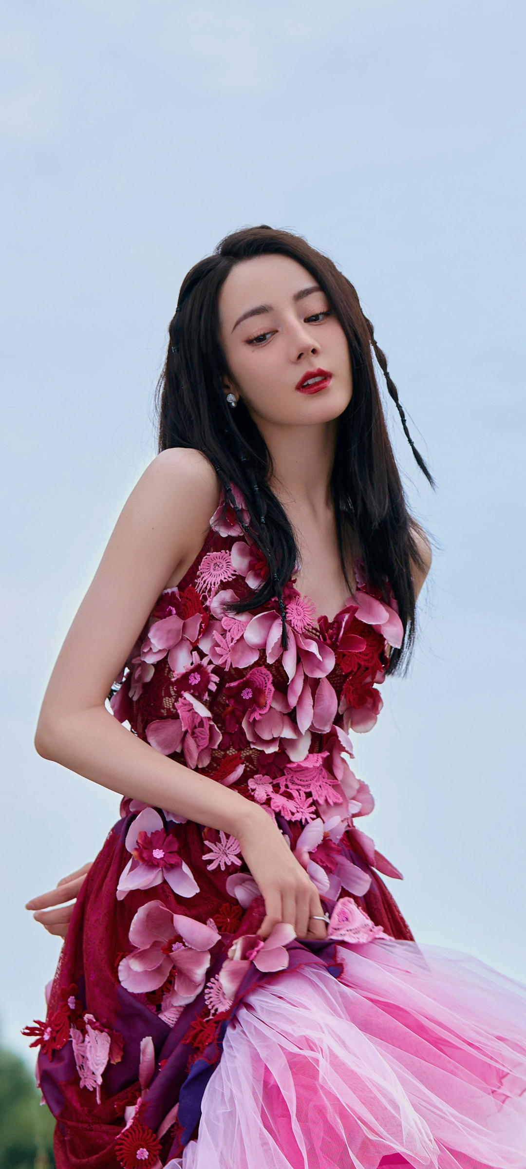 迪丽热巴 花瓣 长裙子 高清手机桌面图片