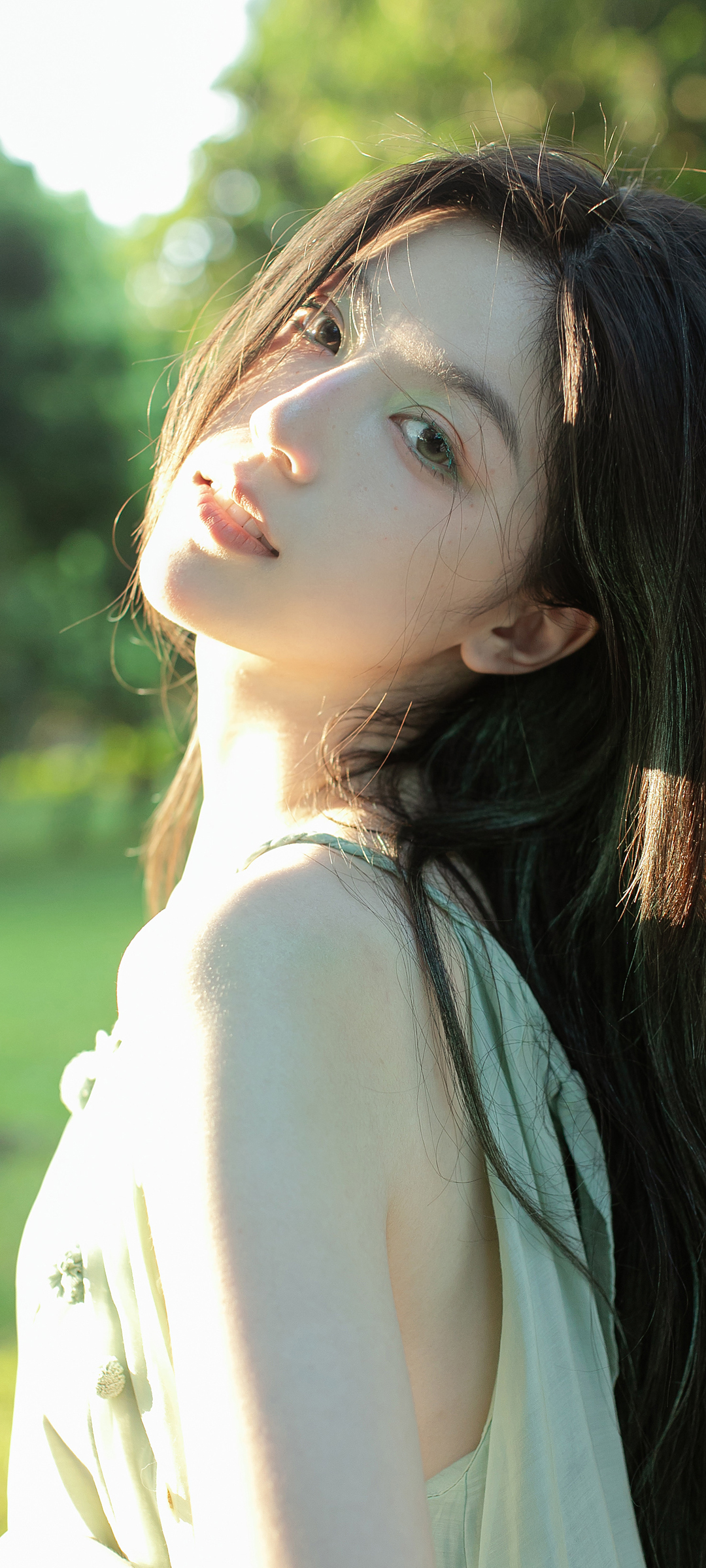 阳光 美女 回头 长发 高清 高清手机图片壁纸
