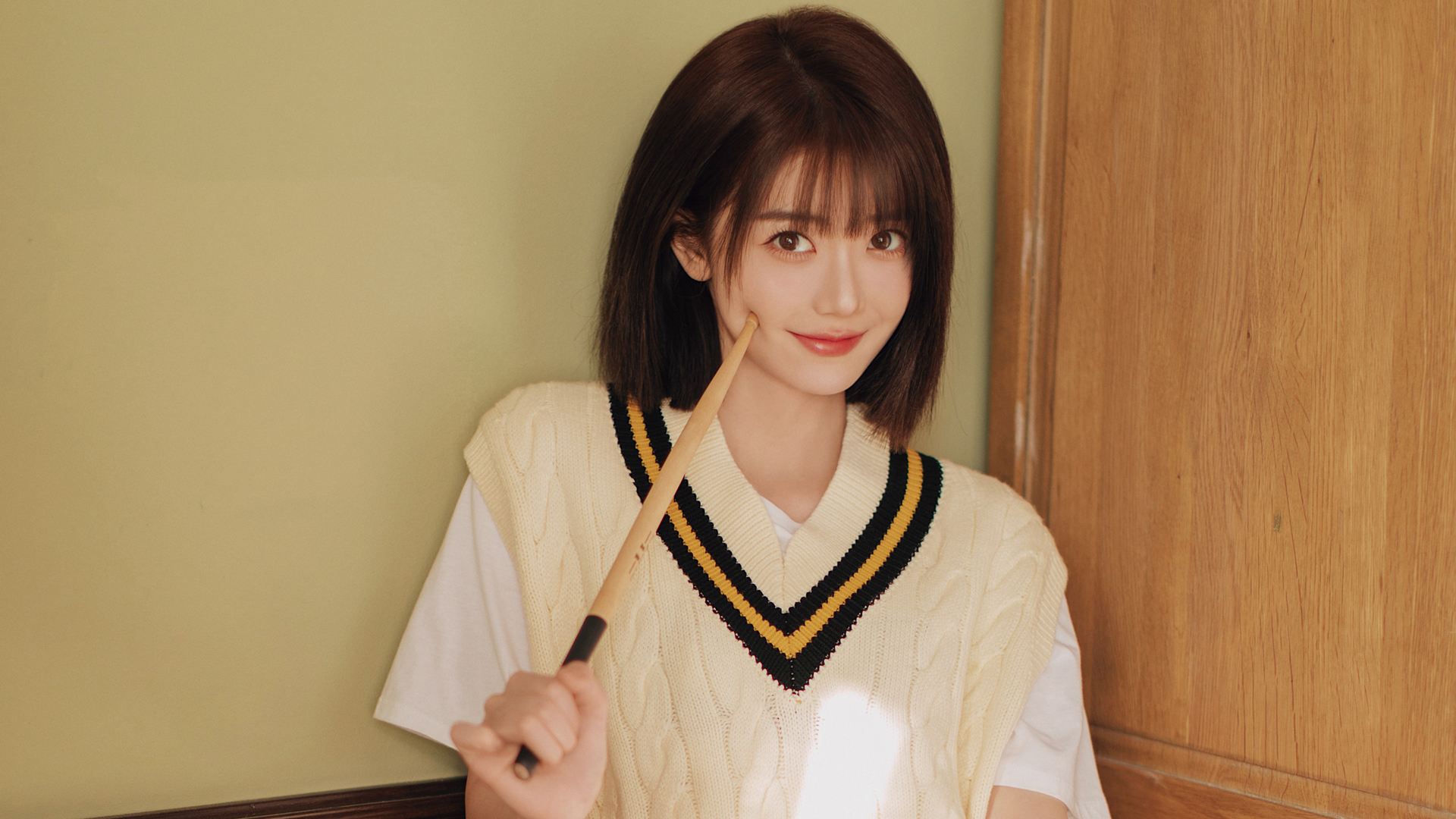 可爱短发美女 毛衣 白色衣服 美女高清壁纸