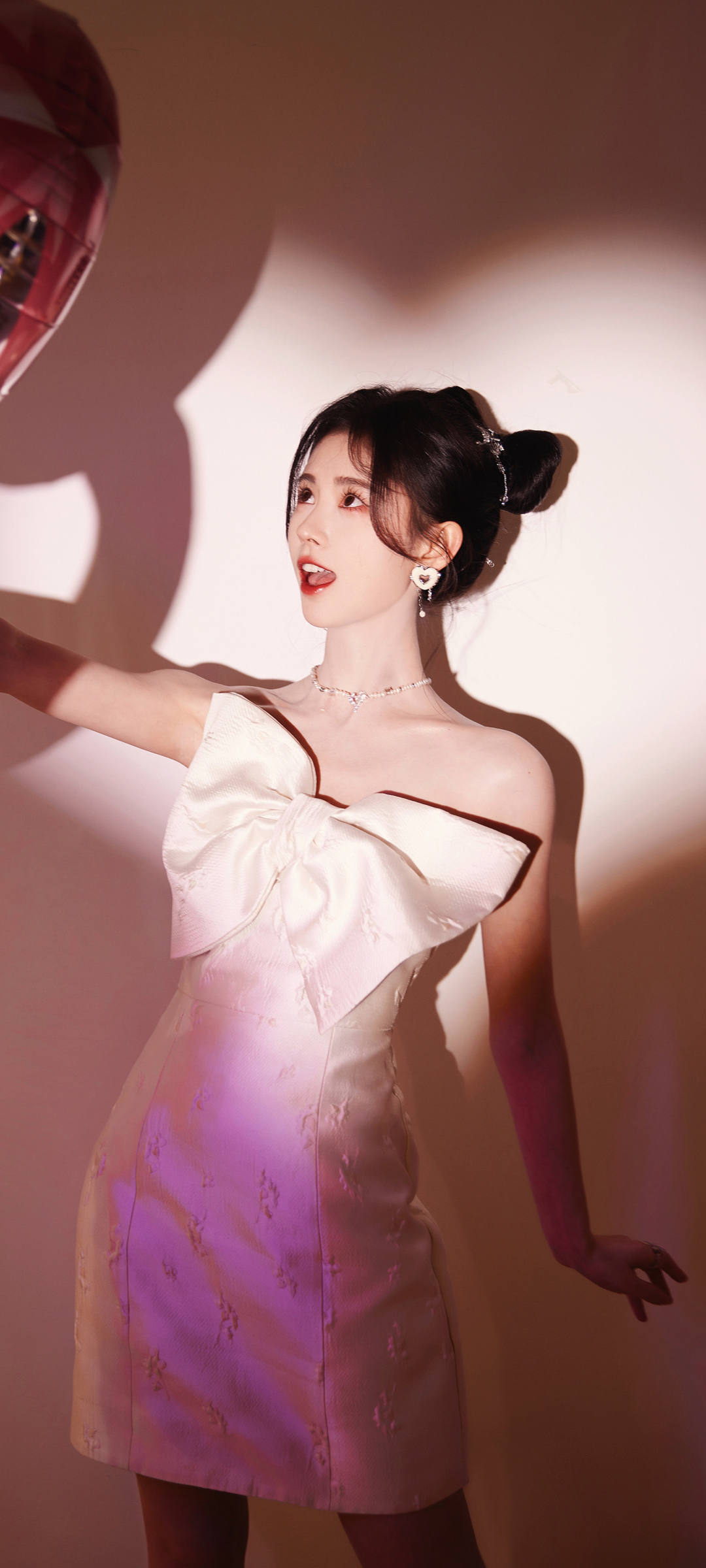 鞠婧祎 侧脸 白色蝴蝶结裙 高清手机壁纸