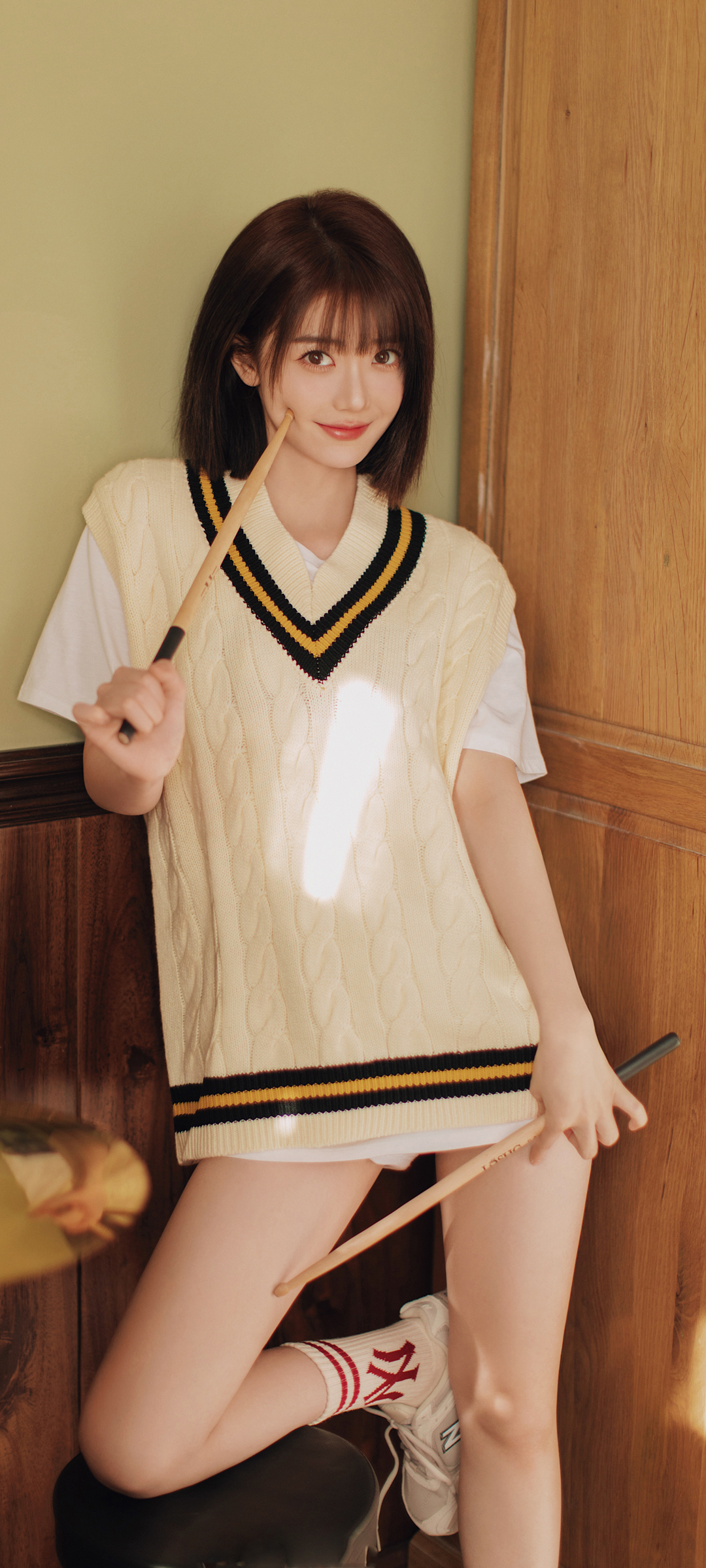 可爱短发美女高清手机壁纸