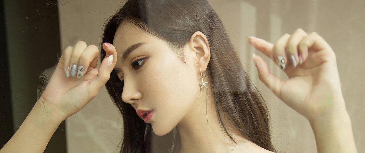 安柔养眼性感美女带鱼屏高清壁纸