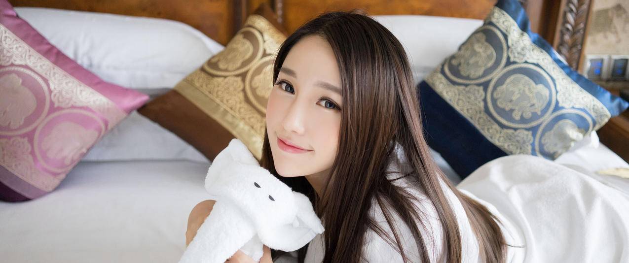 长发女神刘奕宁Lynn带鱼屏高清壁纸