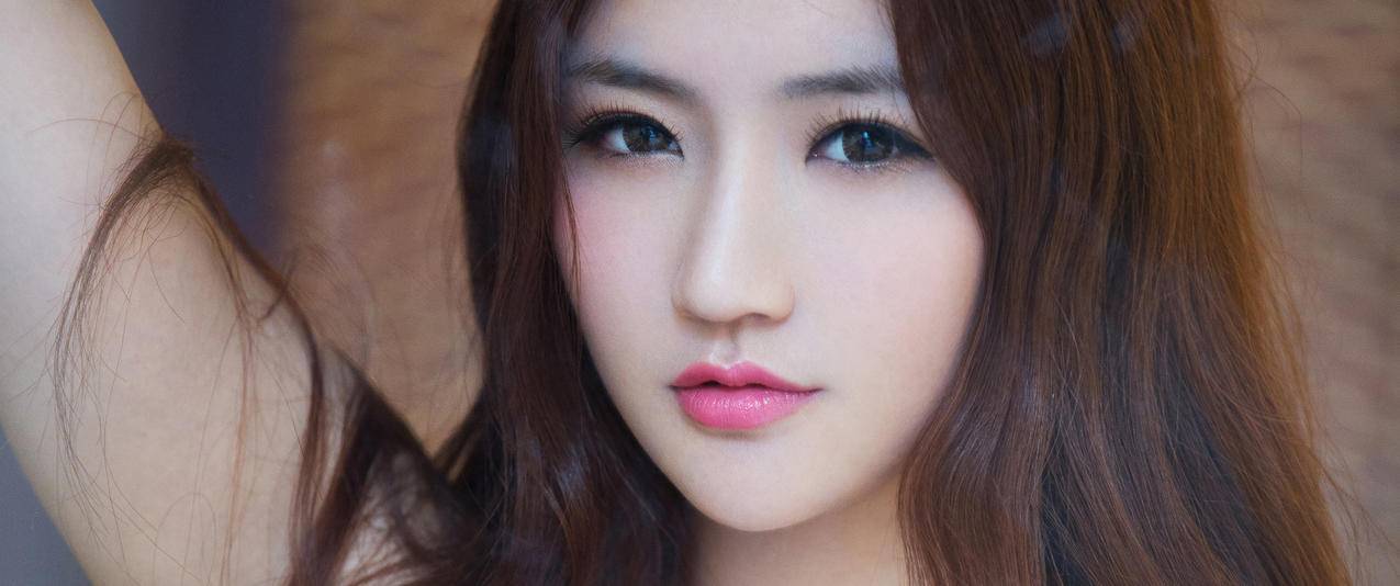王明明美女带鱼屏高清壁纸
