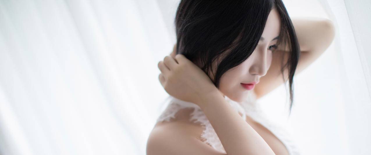 清纯美女绯月樱带鱼屏高清壁纸
