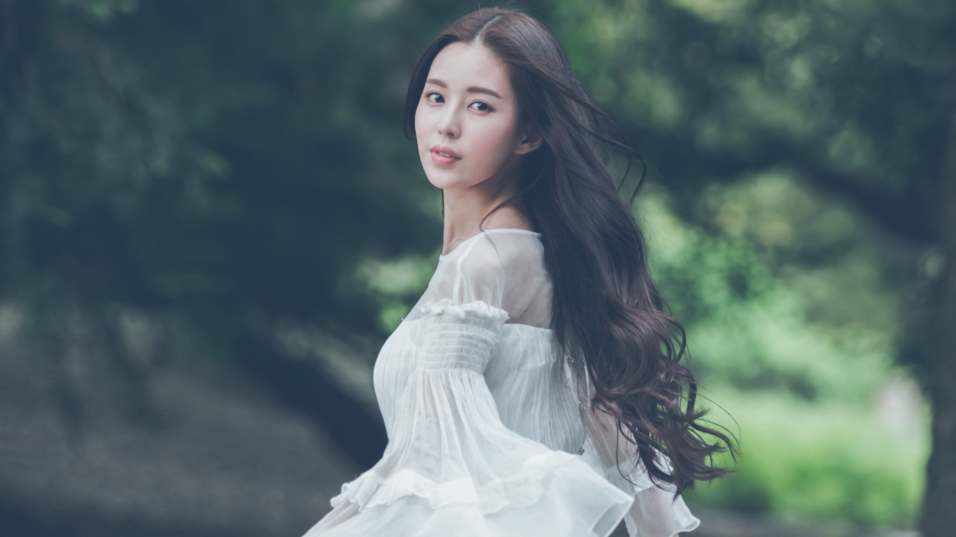 森林长发飘飘美女温心桌面高清壁纸