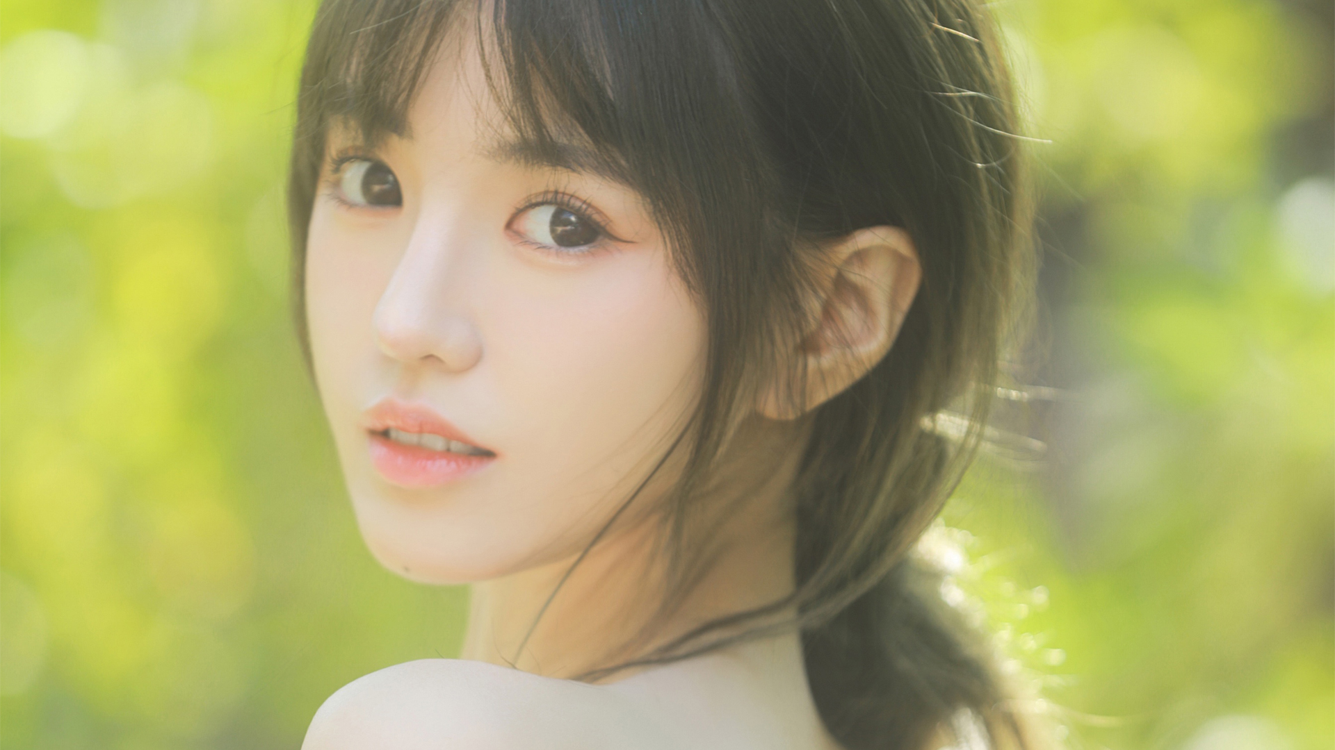 护眼清纯美女回头高清壁纸