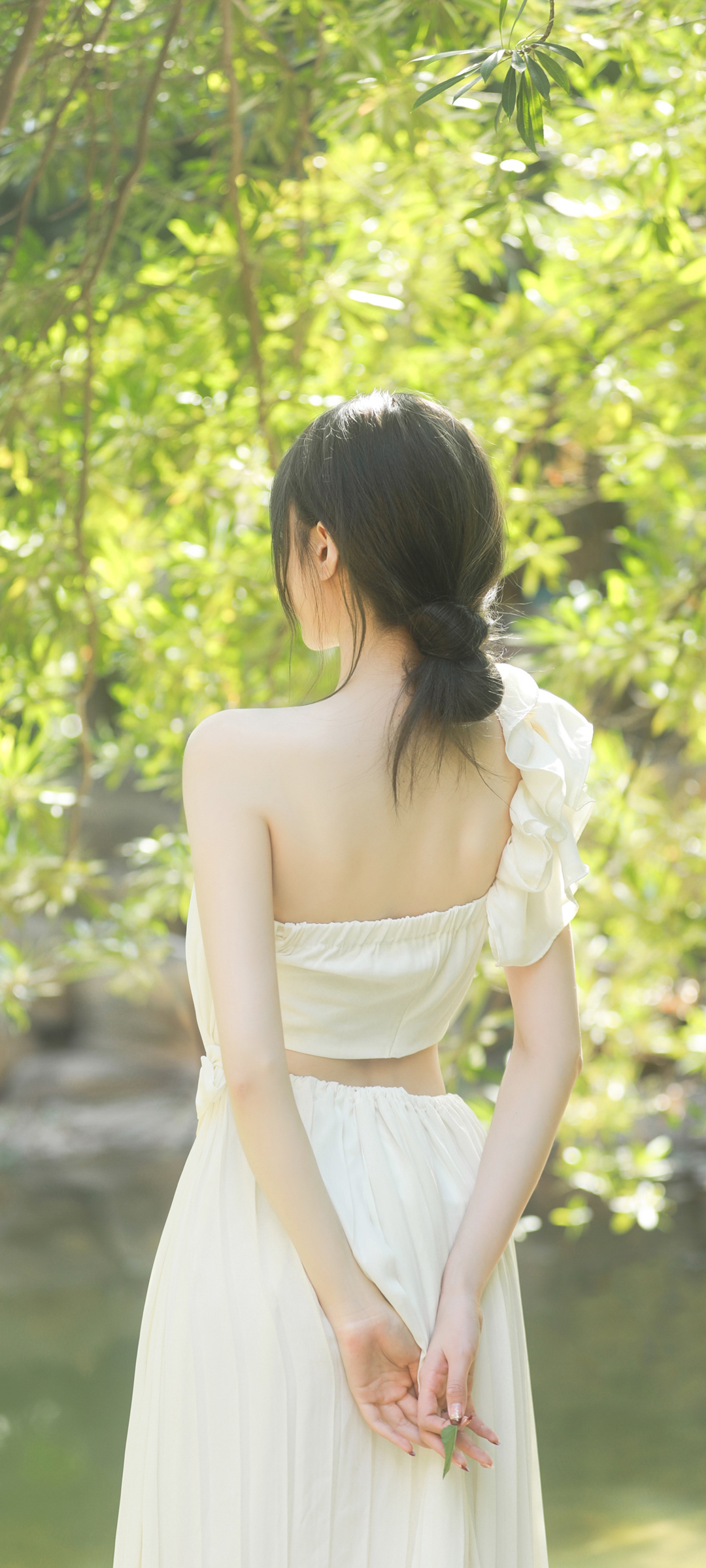 森林美女 美背 白色裙子 美女全屏高清手机壁纸