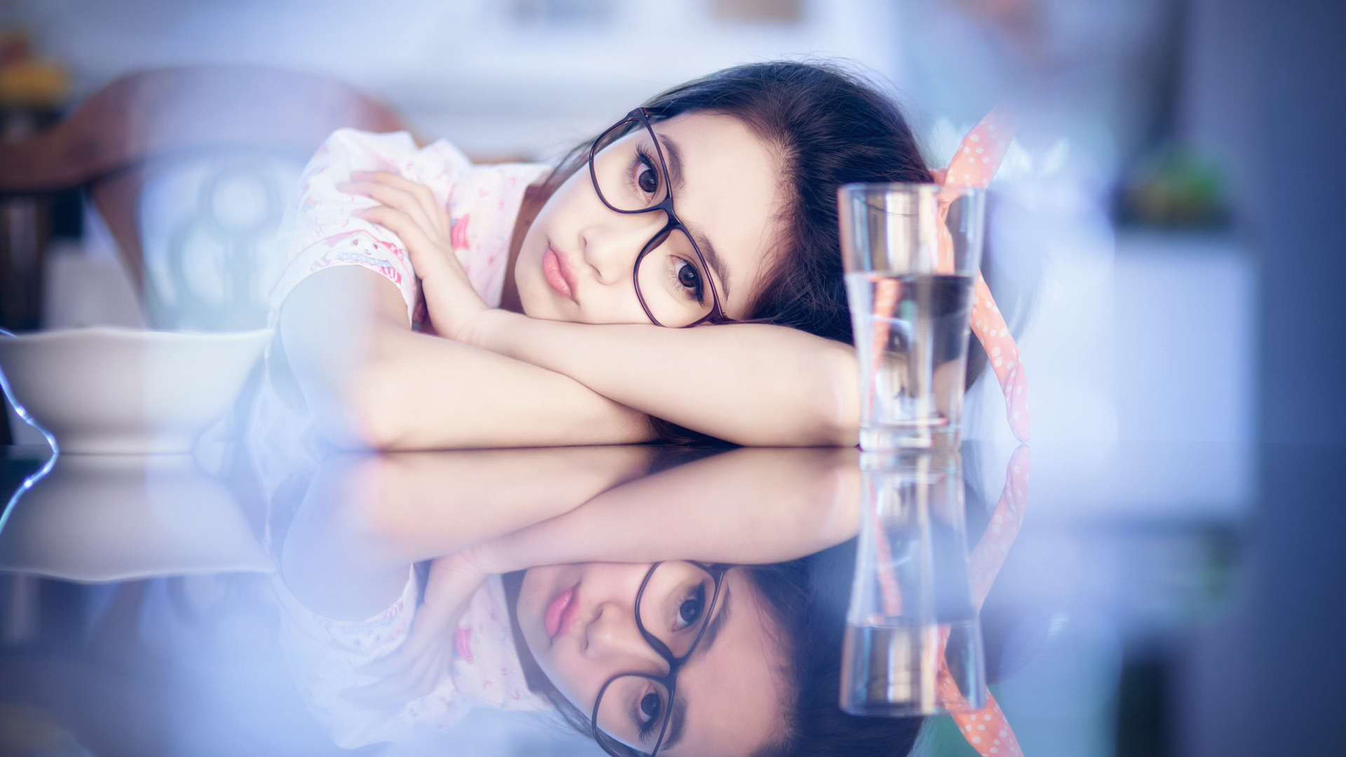 女孩，眼镜，桌子，白开水，心情，可爱，嘴，美女高清壁纸