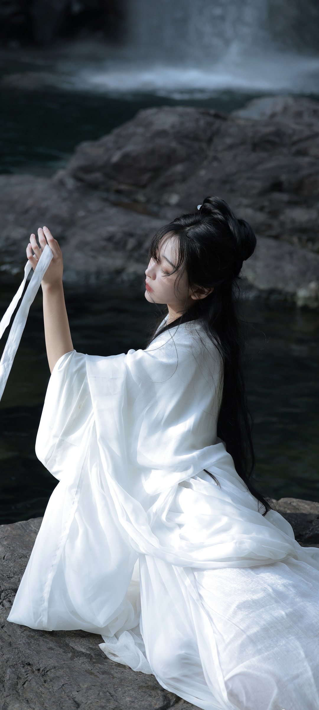 白色古装美女 小溪 唯美 古风 高清手机壁纸桌面