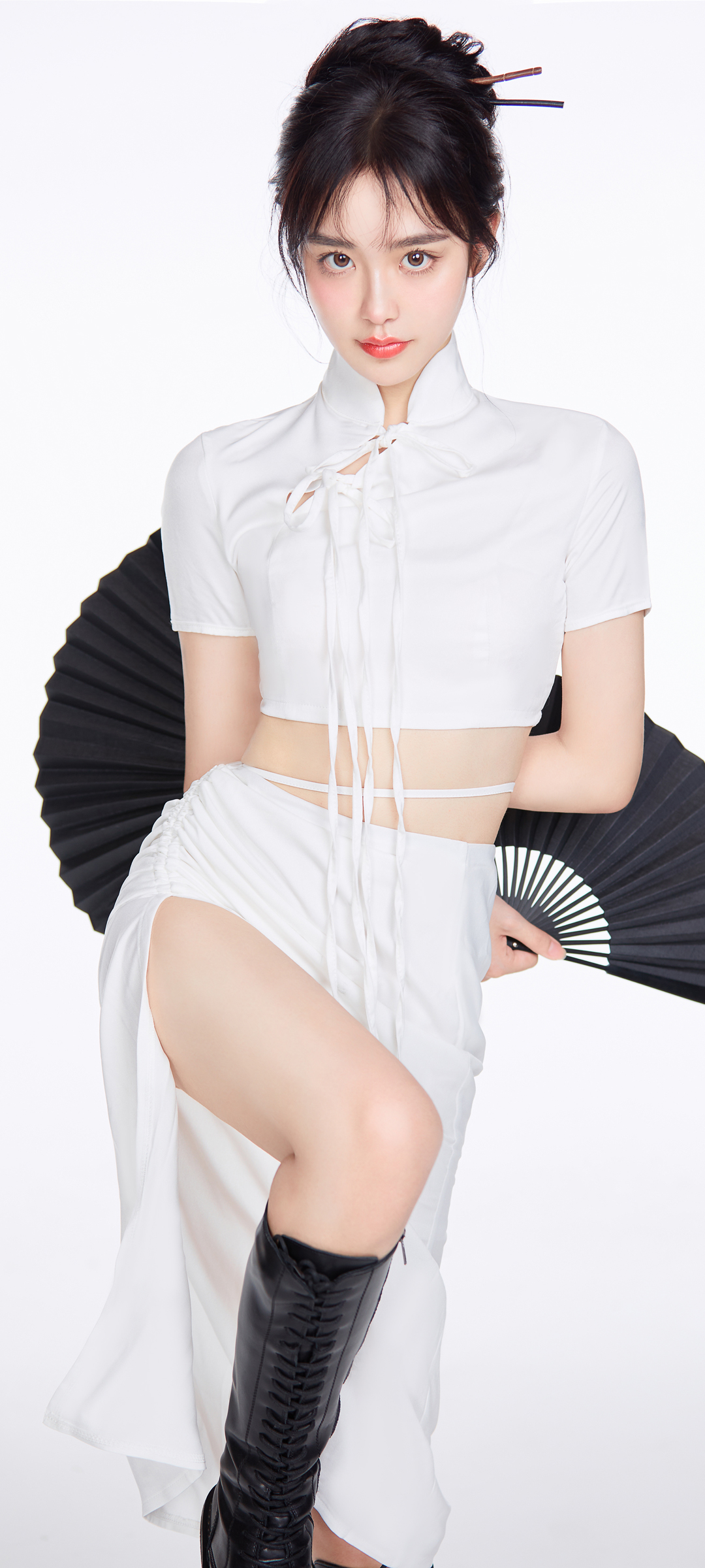 美女白色裙子扇子精选高清手机壁纸