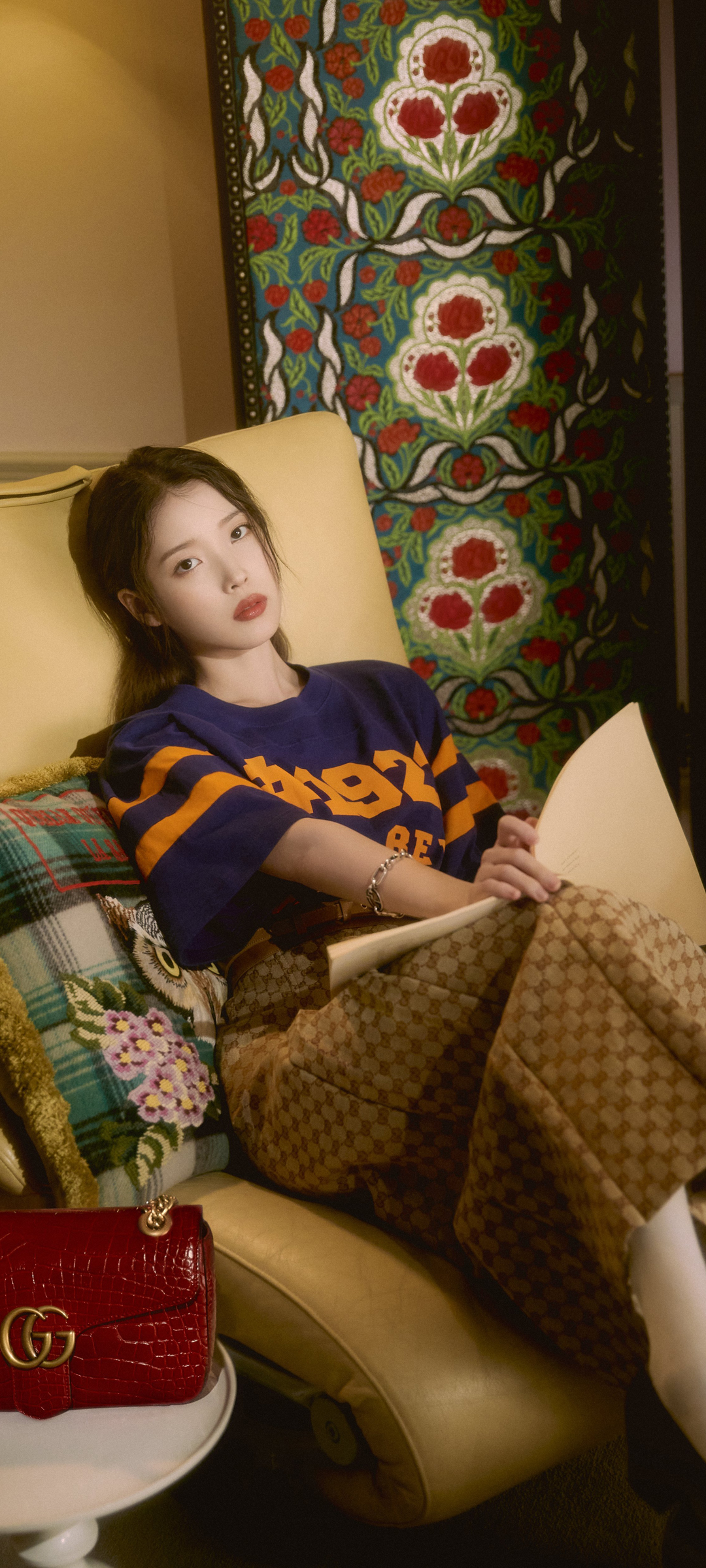 李知恩 IU 居家沙发 美女全屏高清手机壁纸
