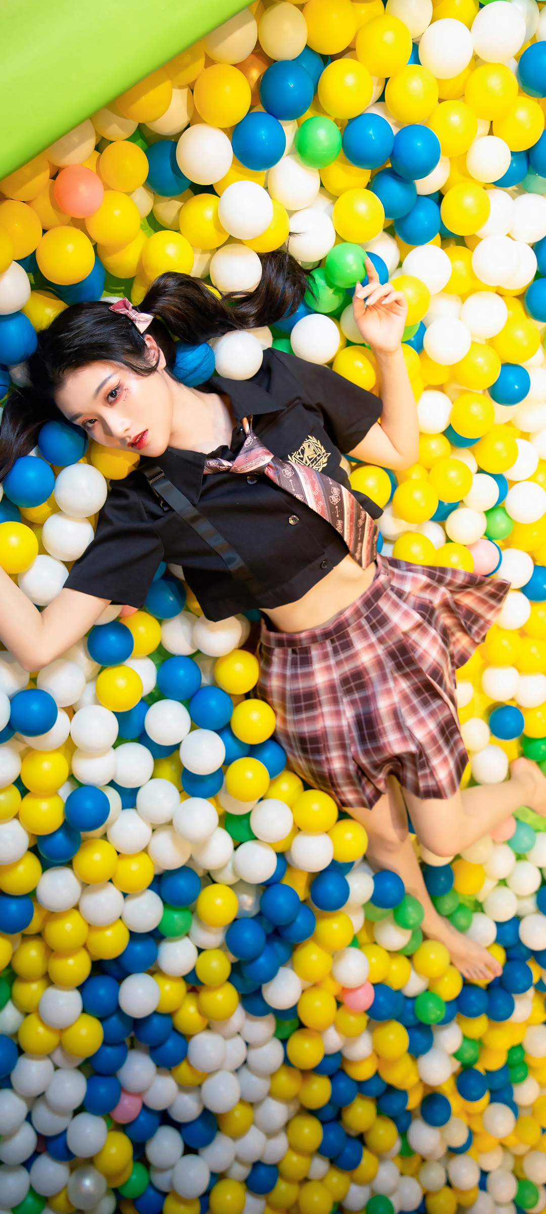 海洋球 美女高清手机壁纸