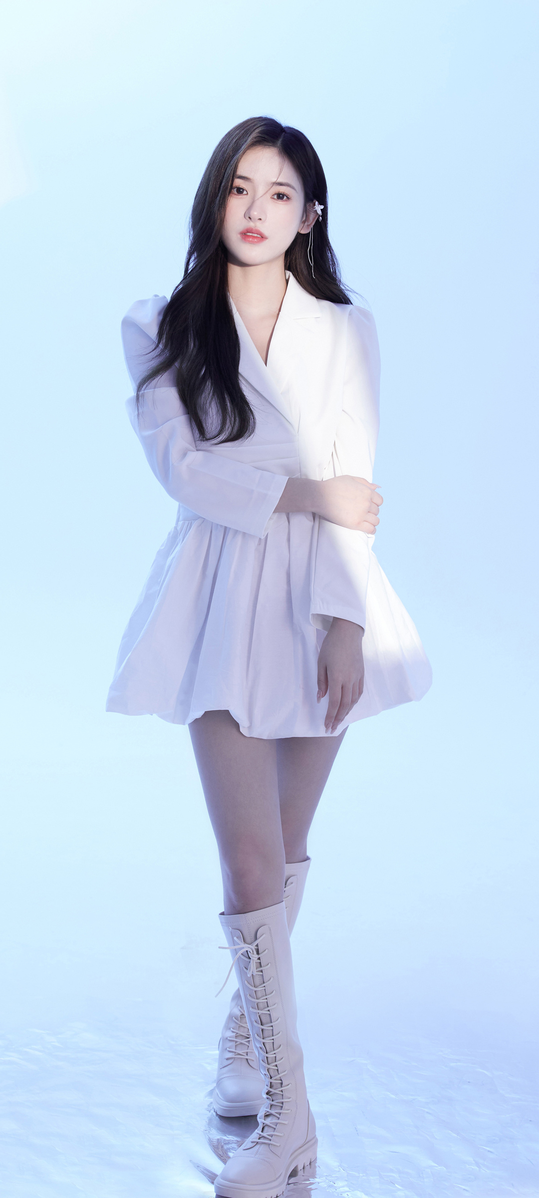 白色裙子 美女靴子全屏高清手机壁纸