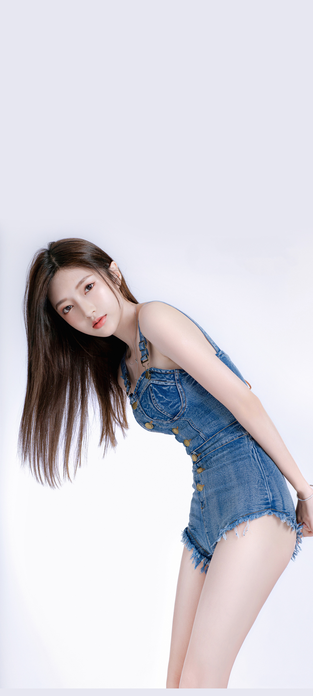 背带牛仔短裤 好看身材美女宋仁何高清手机壁纸