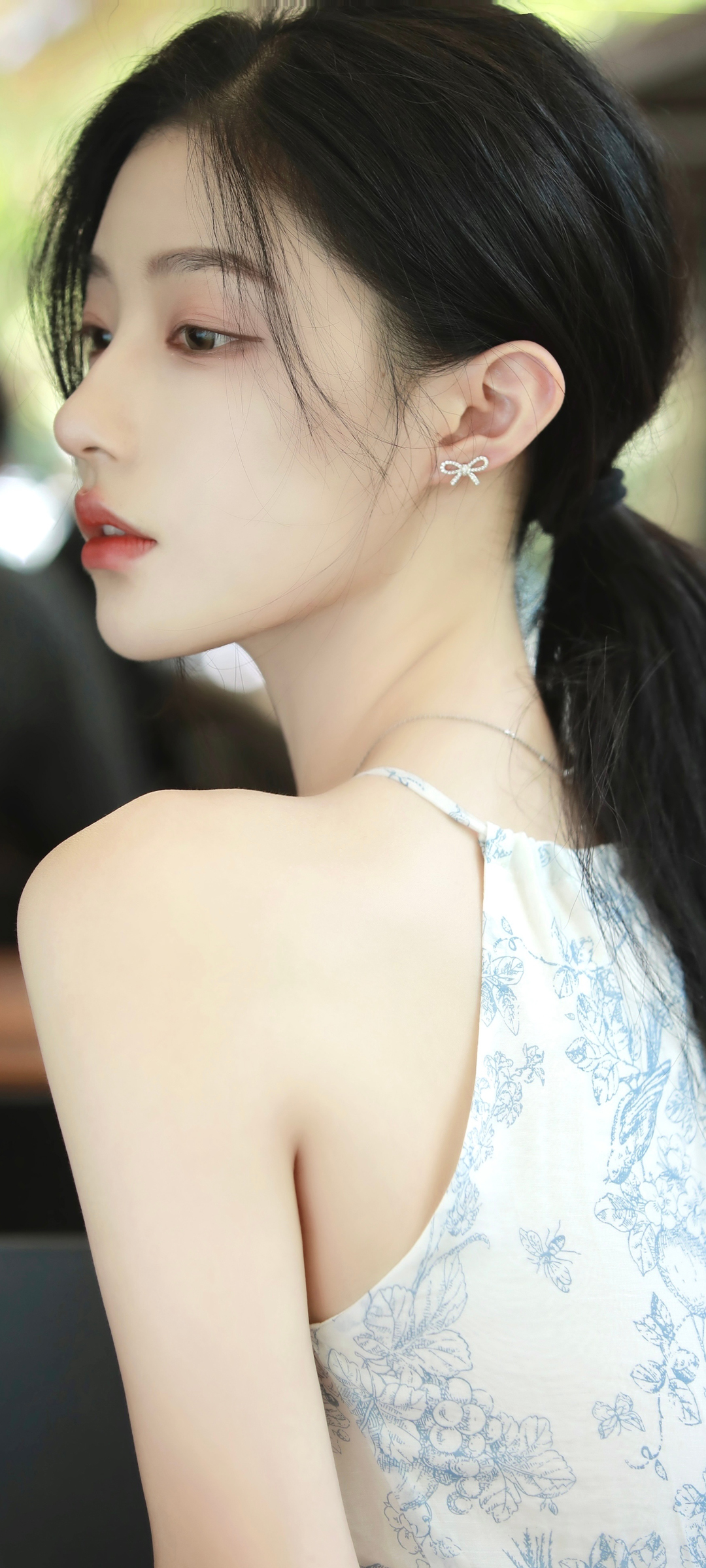 潘白雪侧颜美女高清全屏高清手机壁纸