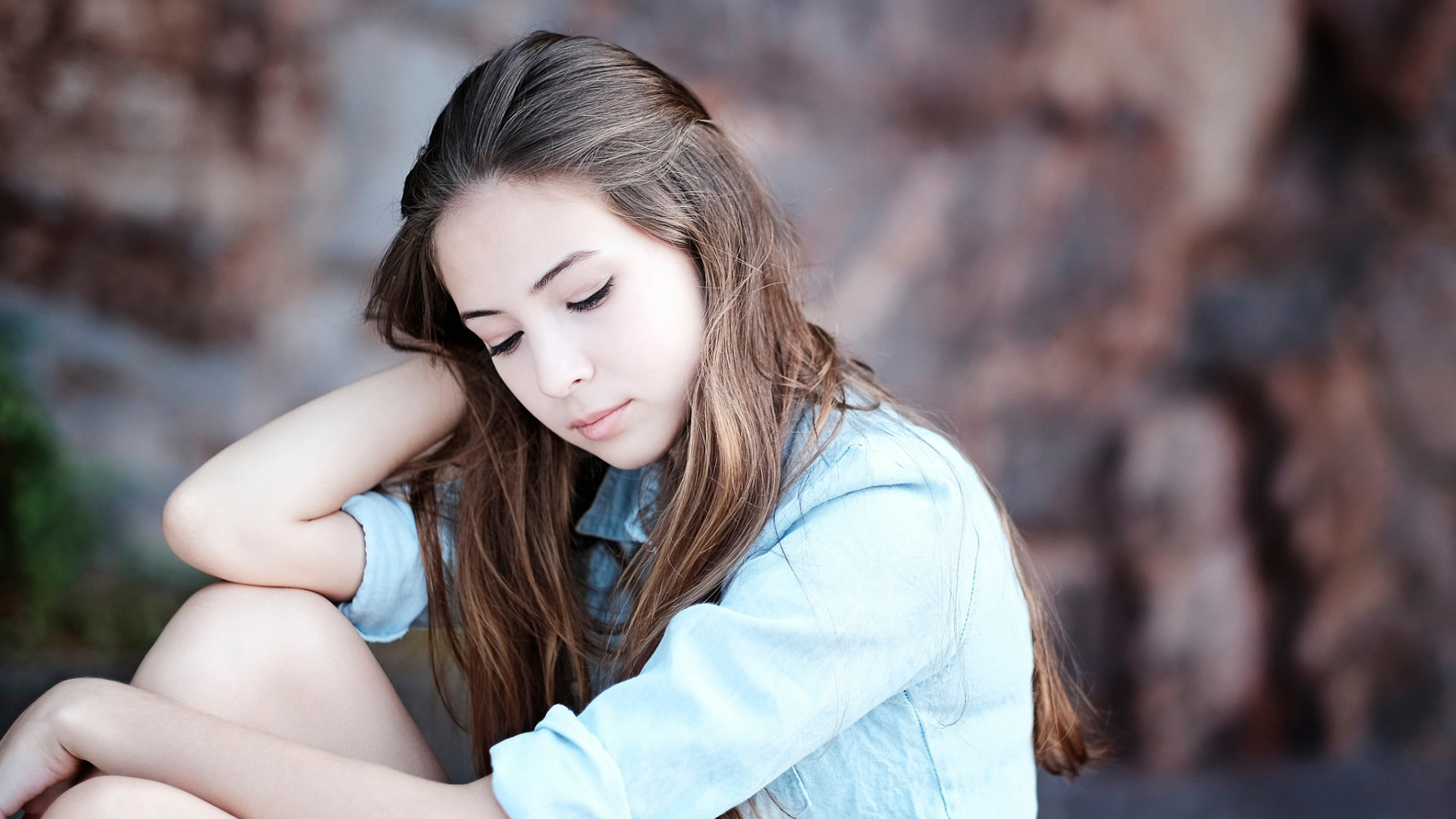 美女写真，白皙美女，腿，漂亮脸蛋，长长头发，心情，养眼，好看美女高清壁纸