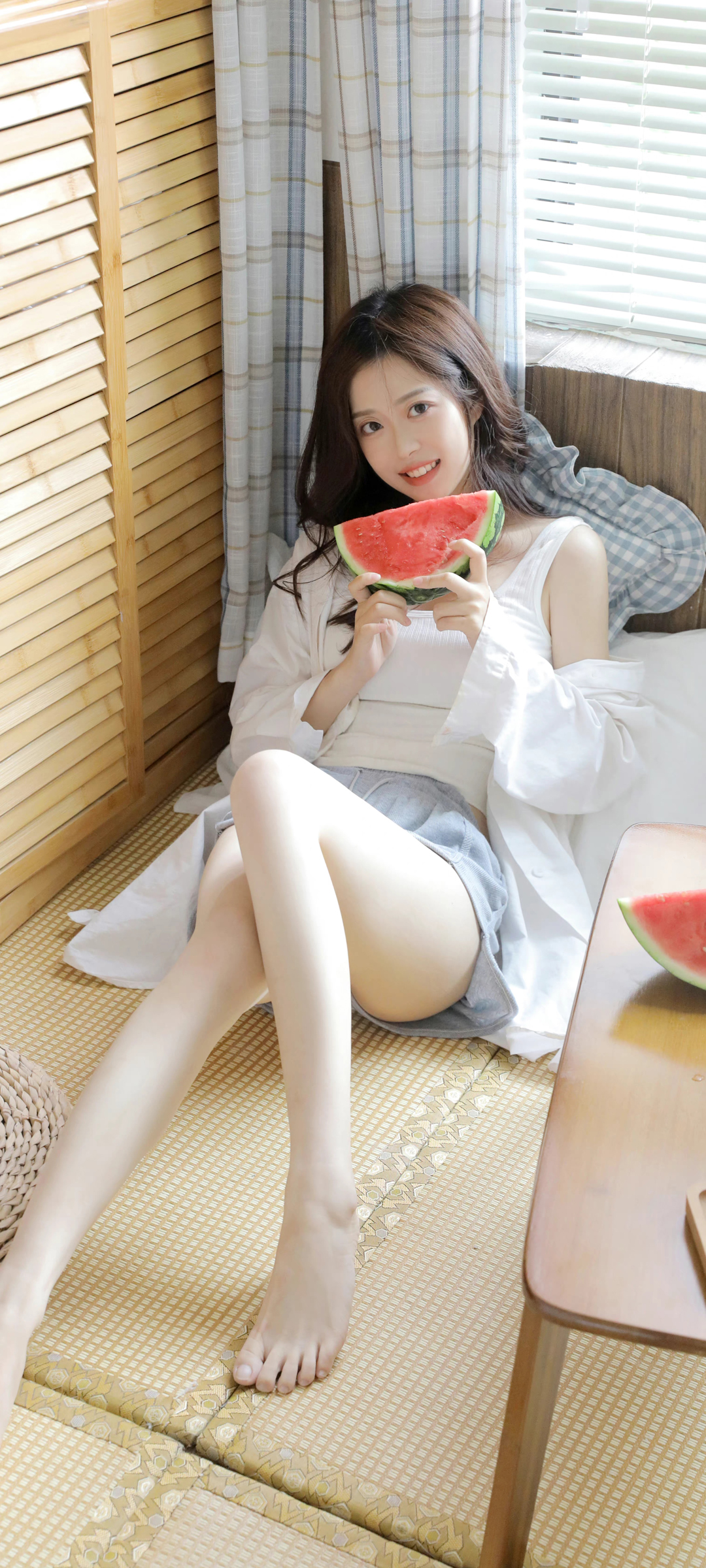 居家美女 夏装 西瓜 美女高清手机壁纸