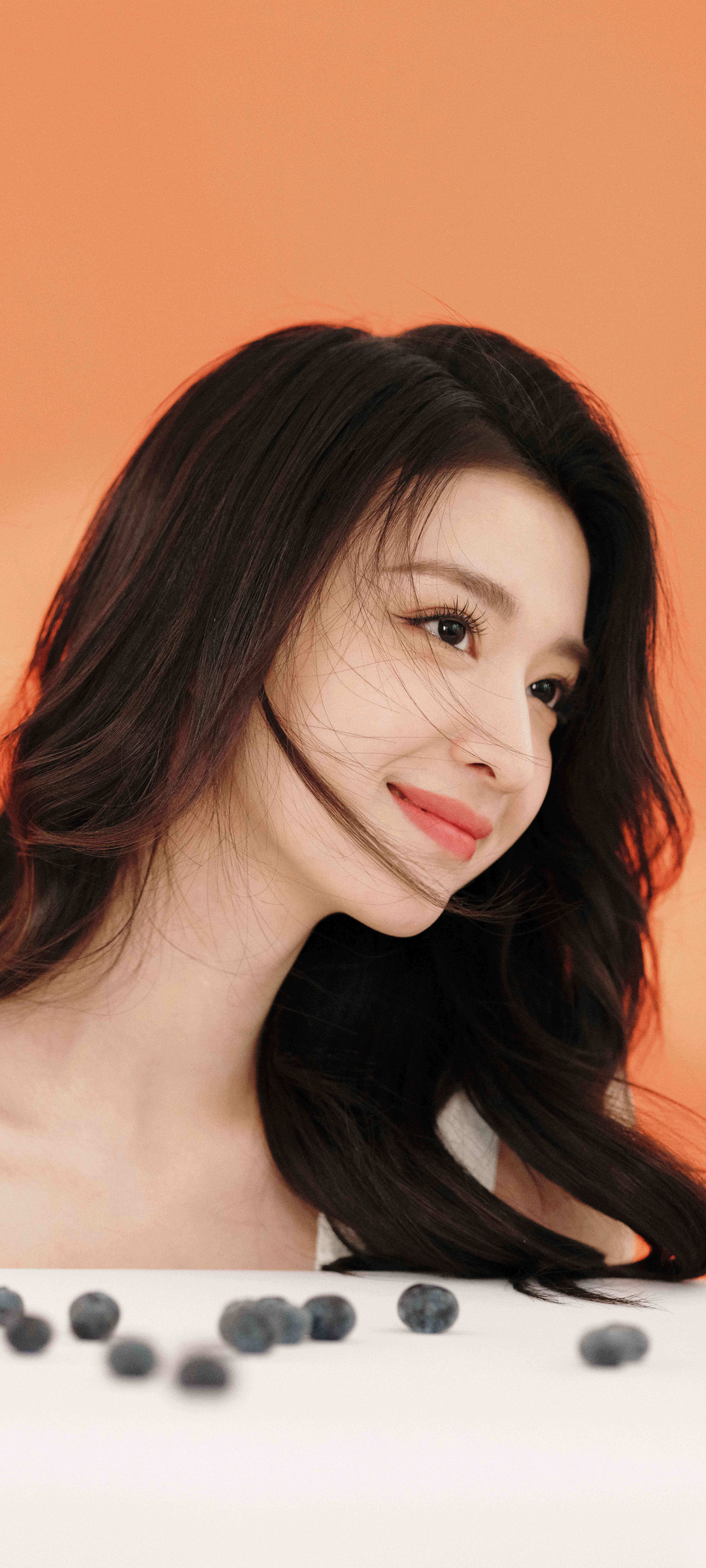 侧颜微笑美女王楚然高清手机壁纸
