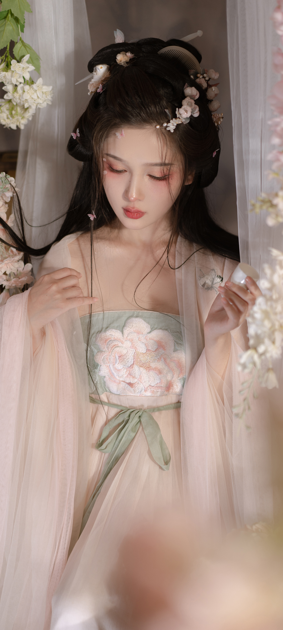 古装服唯美美女 茶杯 高清手机壁纸