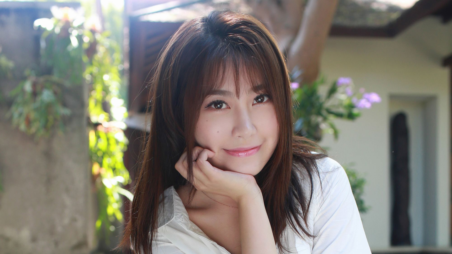 白色衬衫微笑的眼睛美女许诺Sabrina电脑高清壁纸