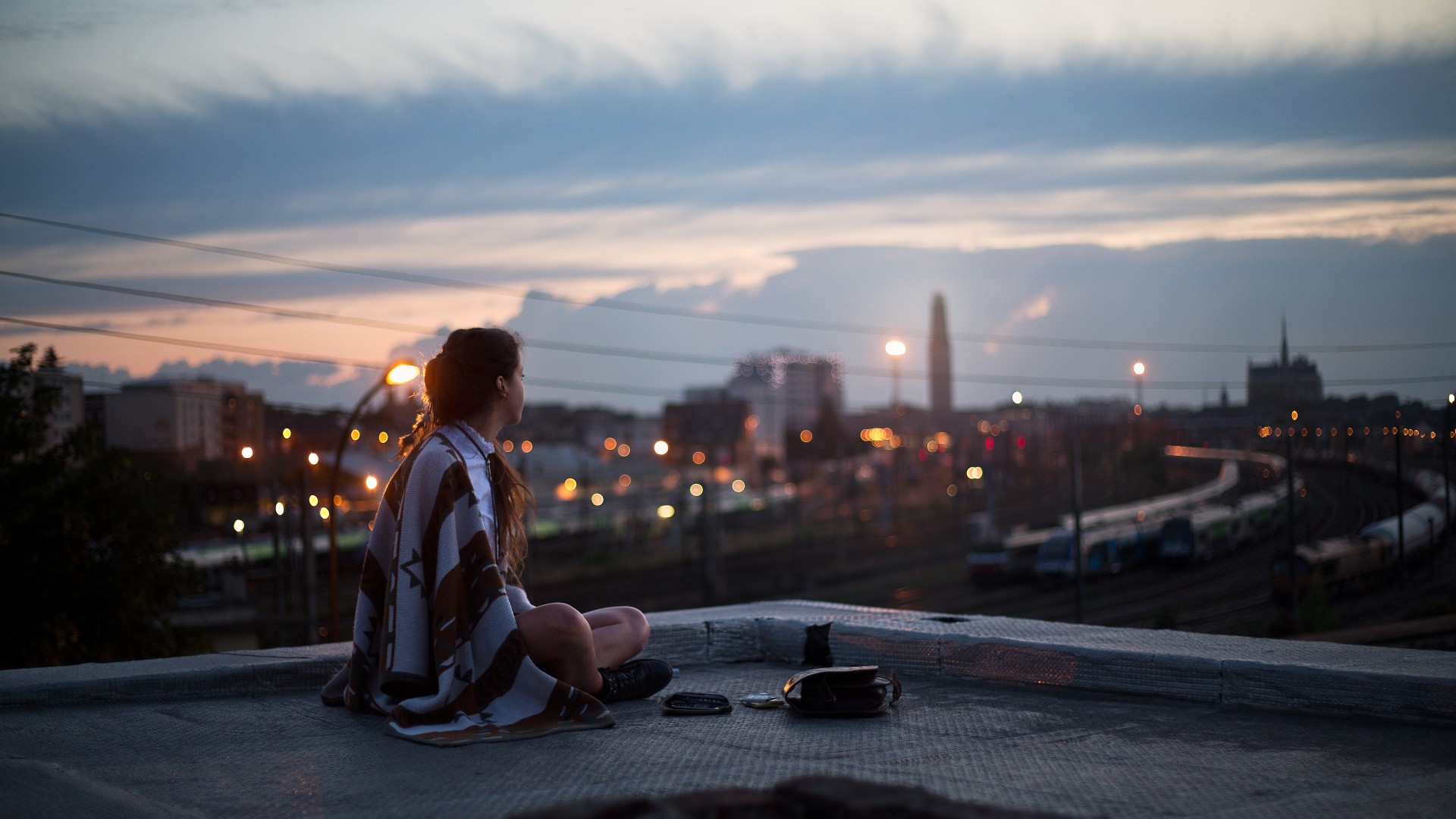 女孩，晚上，屋顶，坐着，火车，轨道，心情，高清壁纸