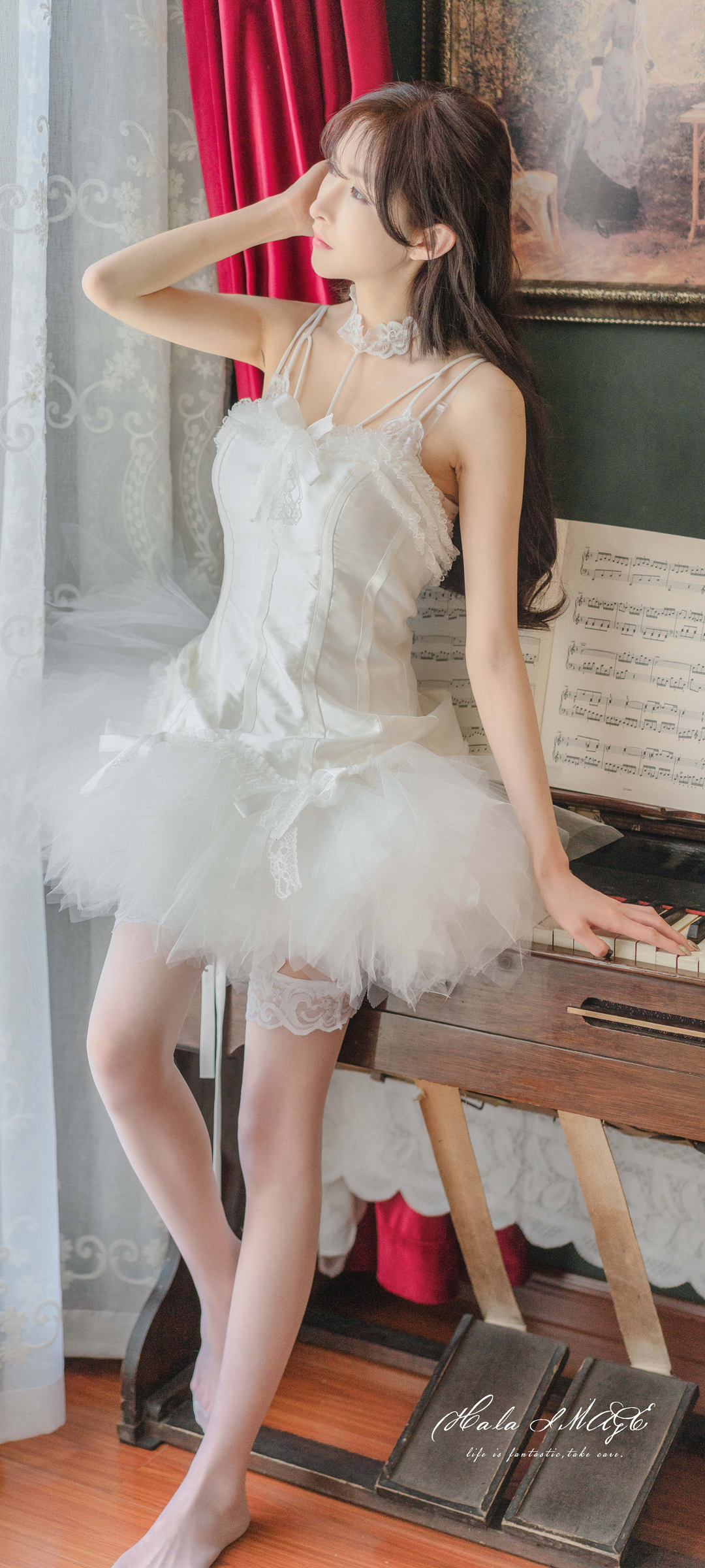 钢琴 白色裙子美女高清手机壁纸