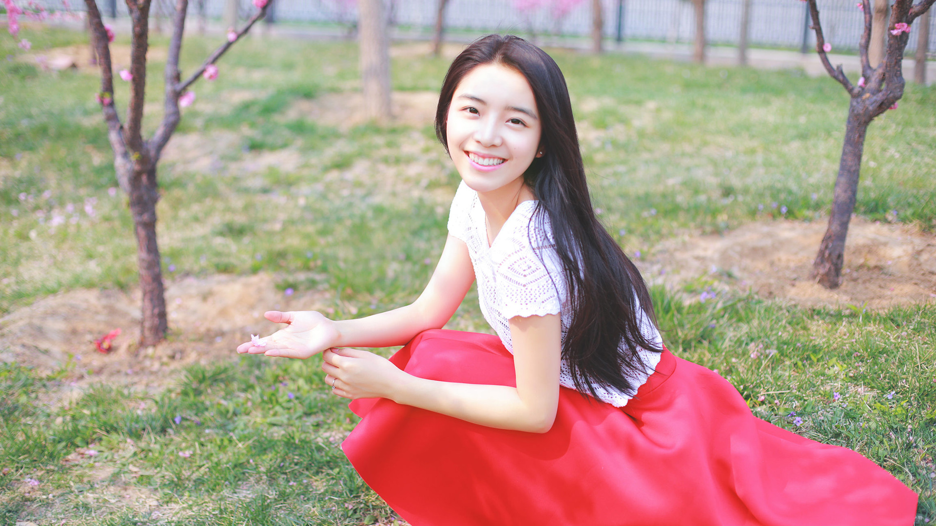 桃花林里的笑容甜美少女粉色裙子桌面高清壁纸