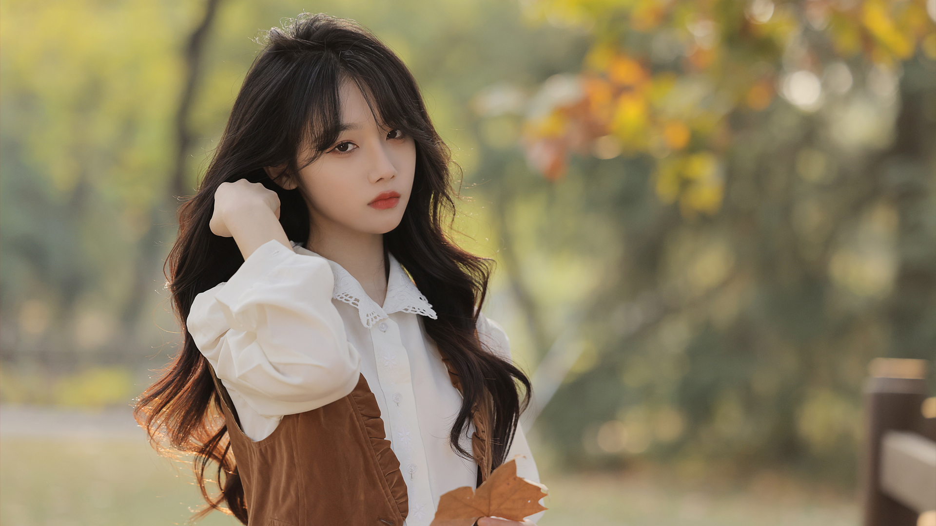 宋昕冉 户外 秋天 树叶 美女 高清壁纸