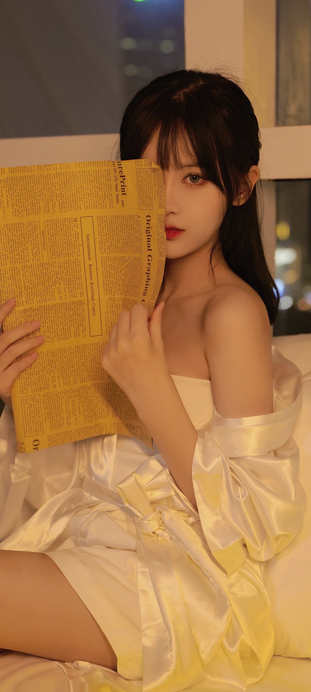 美女 白色睡衣 露肩 报纸 精选高清手机壁纸