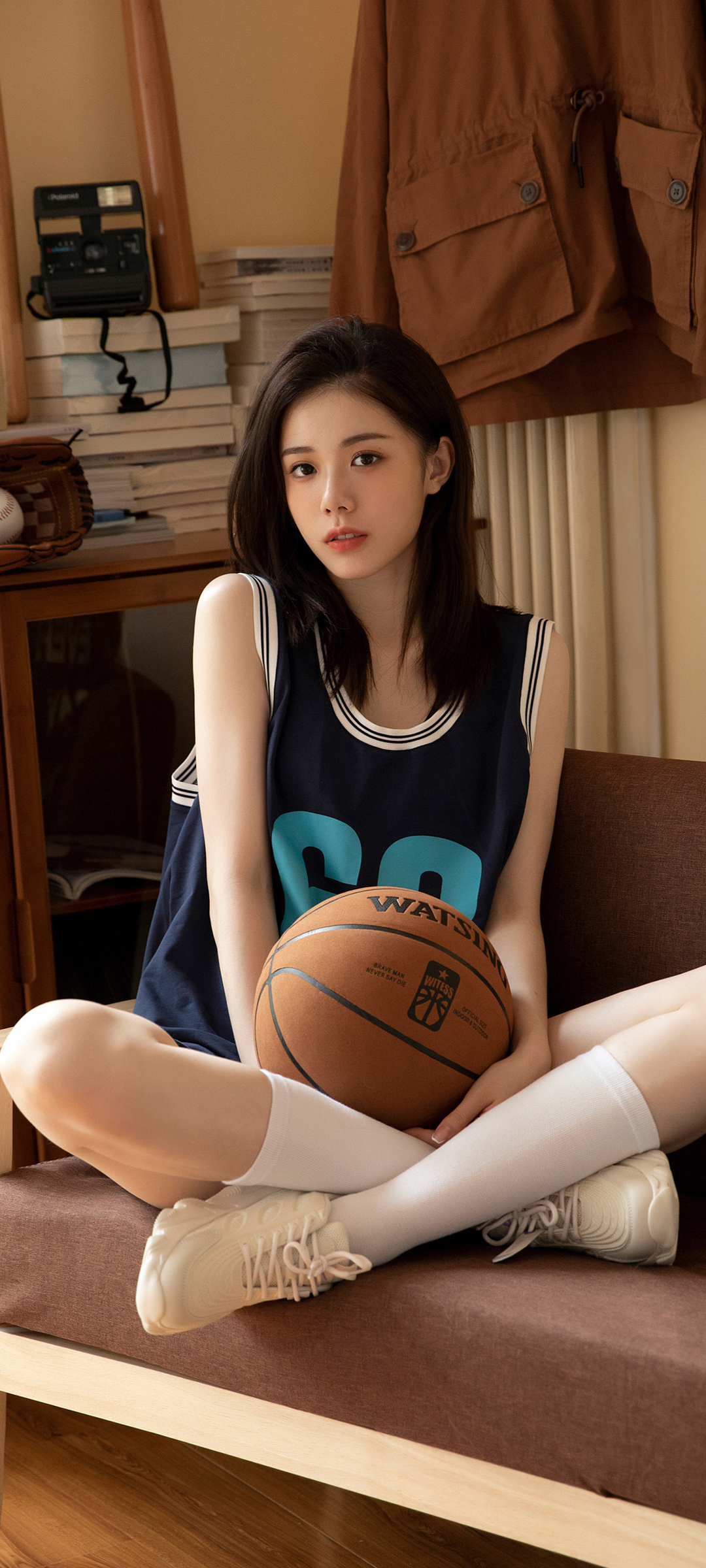 美女 篮球 盘腿坐姿 精选高清手机壁纸