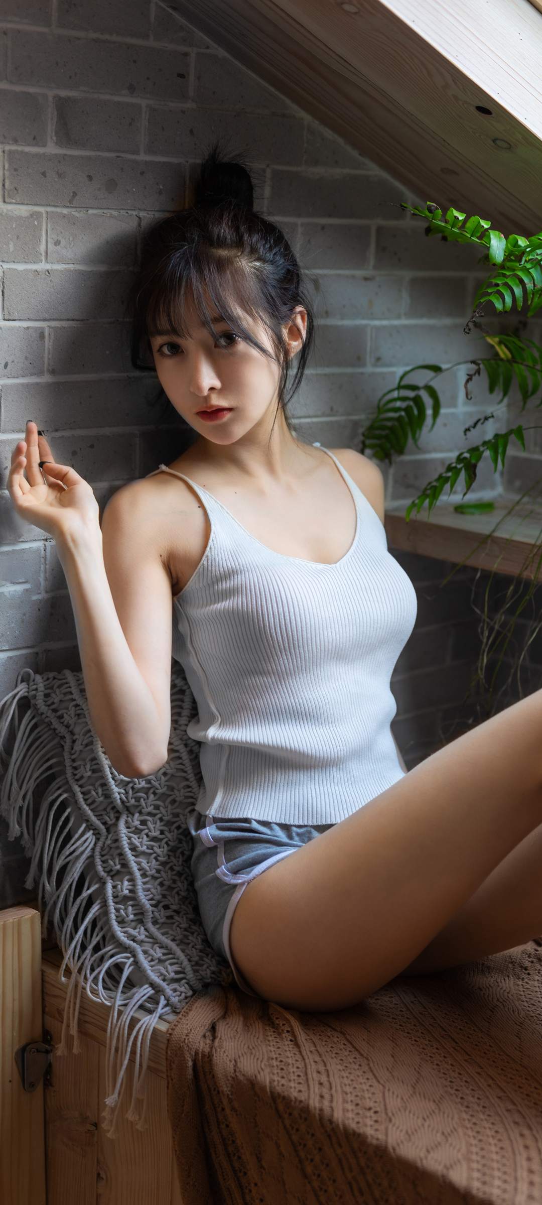居家文艺美女 白色睡衣 短裤美女高清手机壁纸