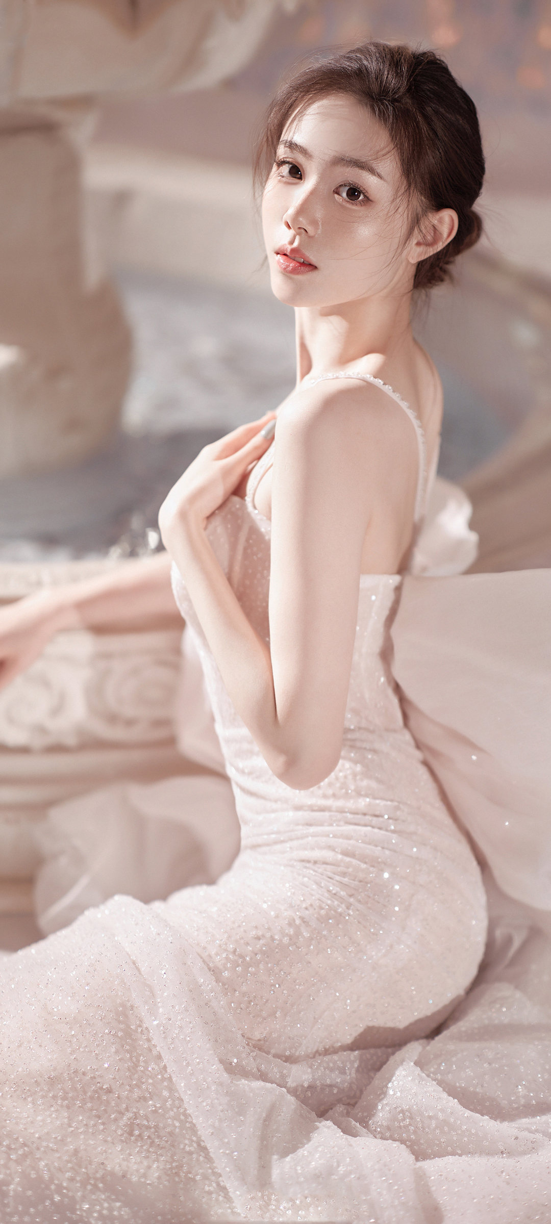 美女 侧身 白色礼服裙子 全屏高清手机壁纸