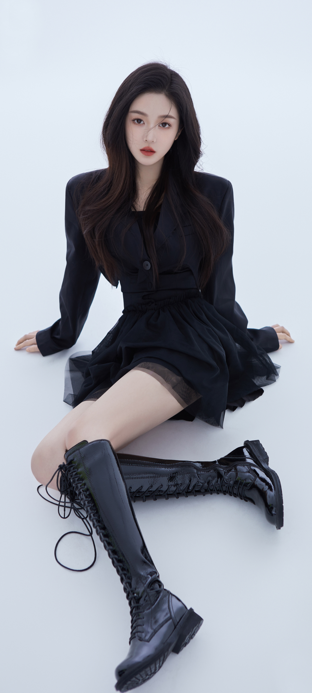 黑色裙子 皮靴 好看美女高清手机壁纸图片